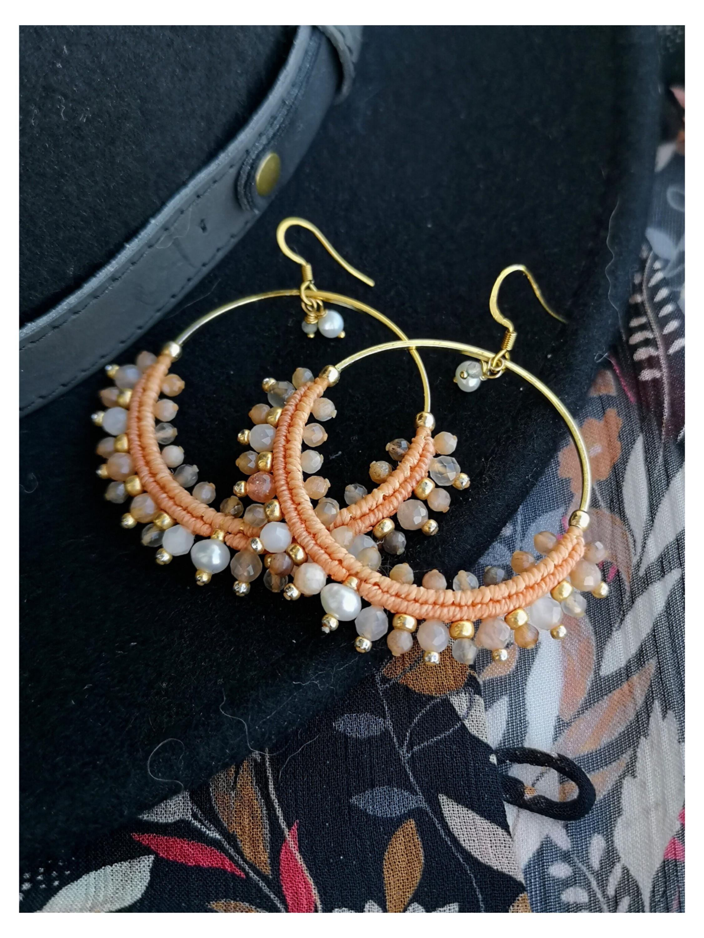 Grandes boucles d'oreilles créoles pastel tissées en macramé et pierre de lune blanc gris pêche