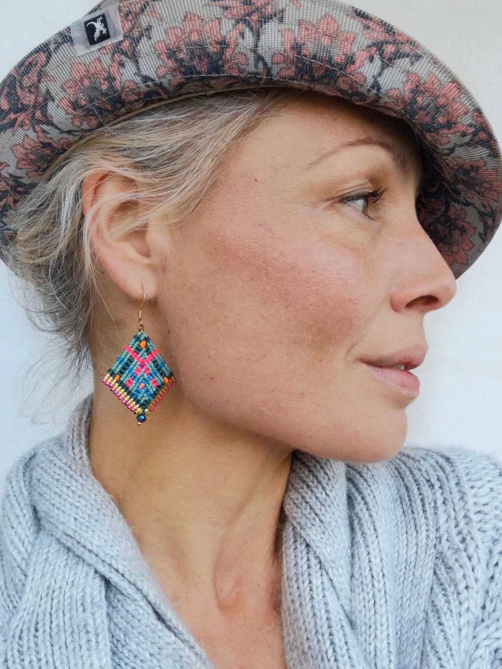 Boucles d'oreilles pendantes tissées Macramé motif tartan écossais bleu turquoise rose orange Bijoux textile style bohème Cadeau pour elle