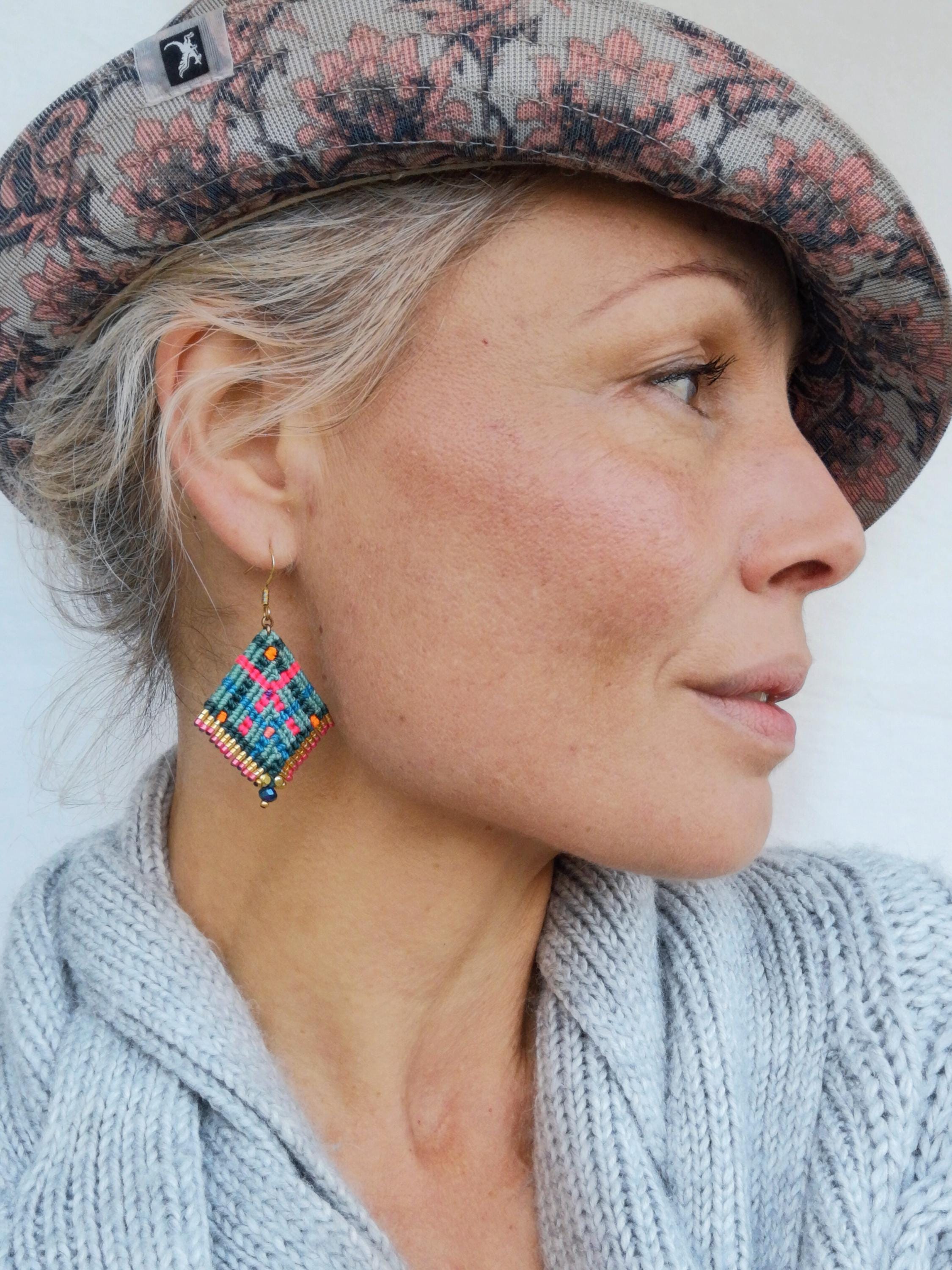 Boucles d'oreilles pendantes tissées Macramé motif tartan écossais bleu turquoise rose orange Bijoux textile style bohème Cadeau pour elle