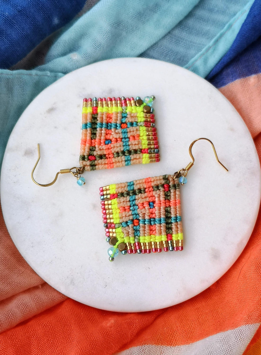 Boucles d'oreilles tissées en macramé motifs tartan couleurs flashy pêche bleu corail jaune fluo Bijoux textile et bohème Cadeau pour elle