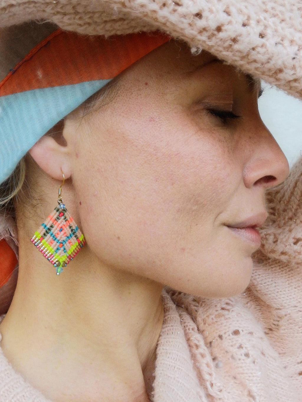 Boucles d'oreilles tissées en macramé motifs tartan couleurs flashy pêche bleu corail jaune fluo Bijoux textile et bohème Cadeau pour elle