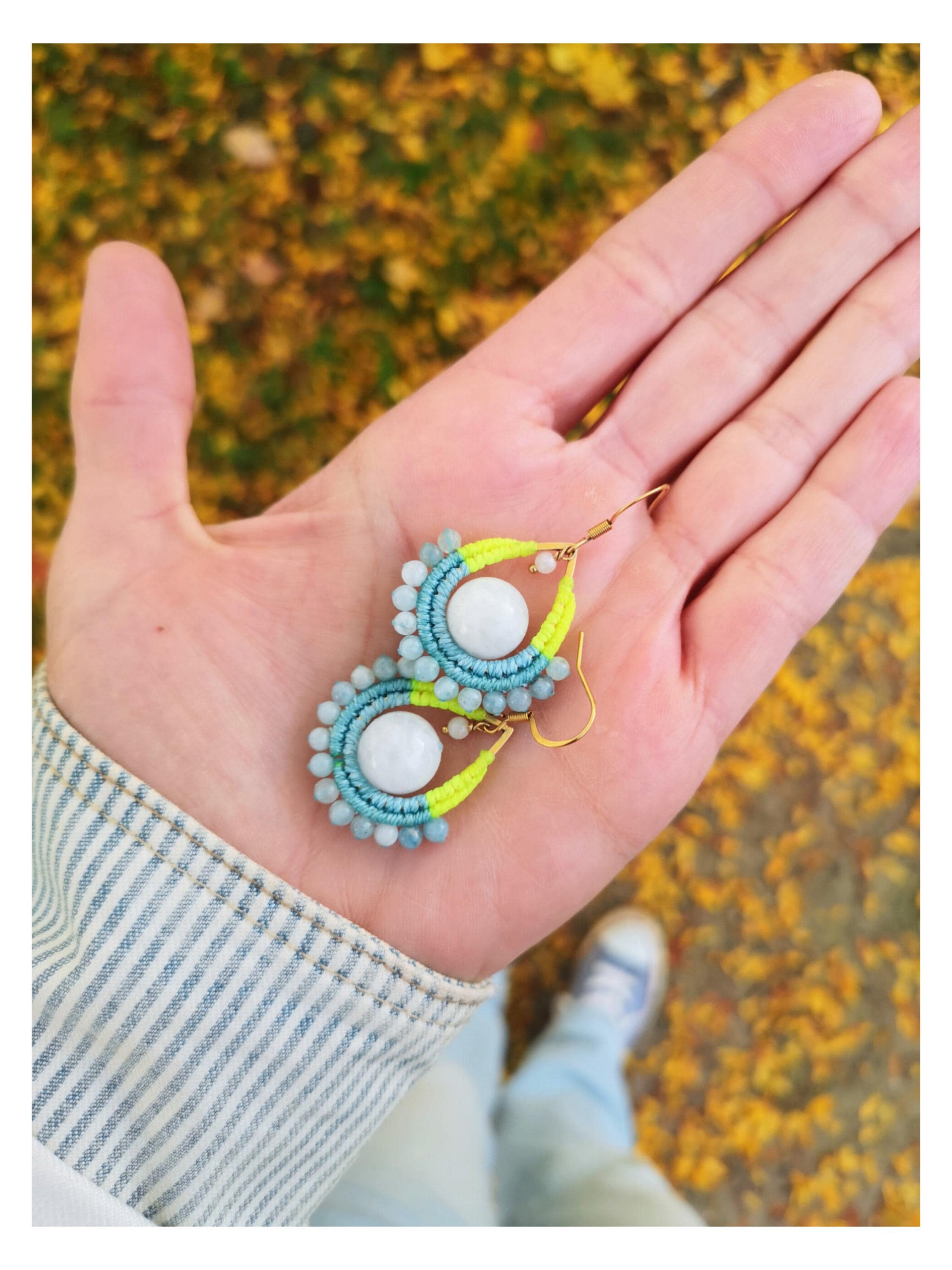 Boucles d'oreilles gouttes en macramé bleu jaune néon pierre de lune et aigue marine