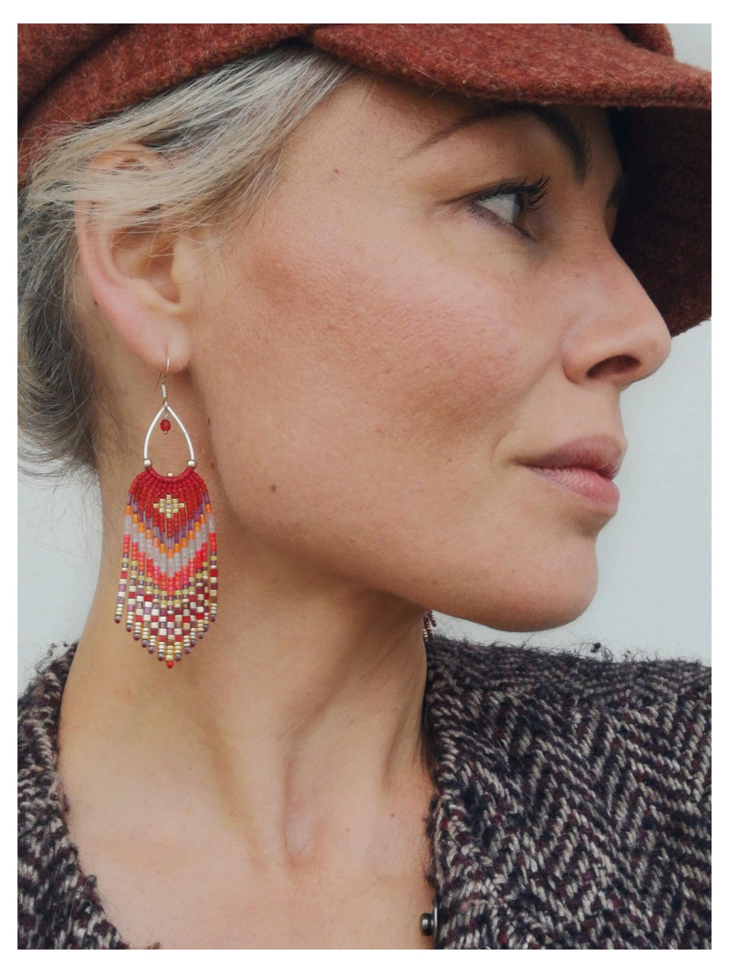Boucles d'oreilles à franges perlées camaieu de rouge orange violet et doré