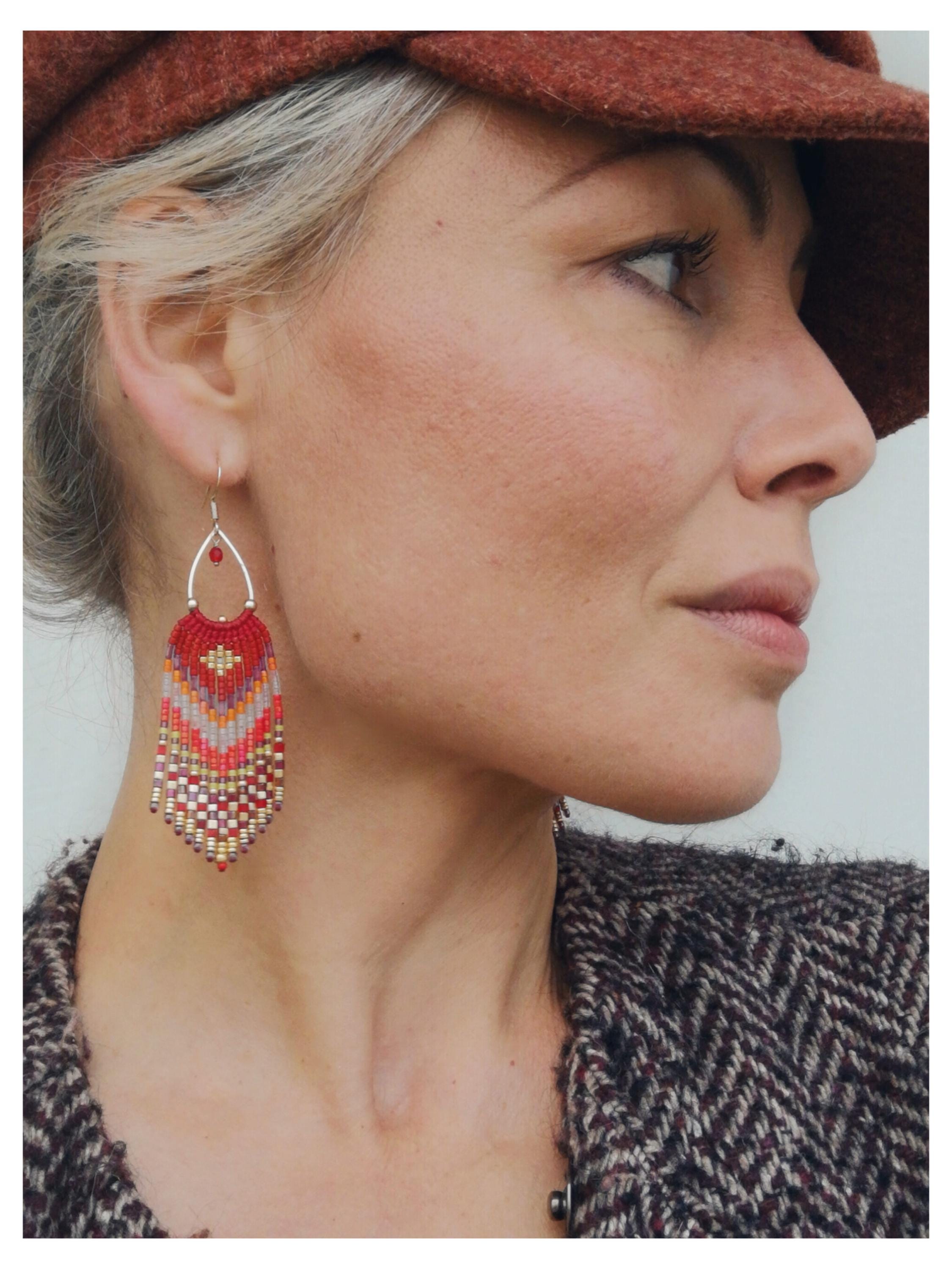 Boucles d'oreilles à franges perlées camaieu de rouge orange violet et doré