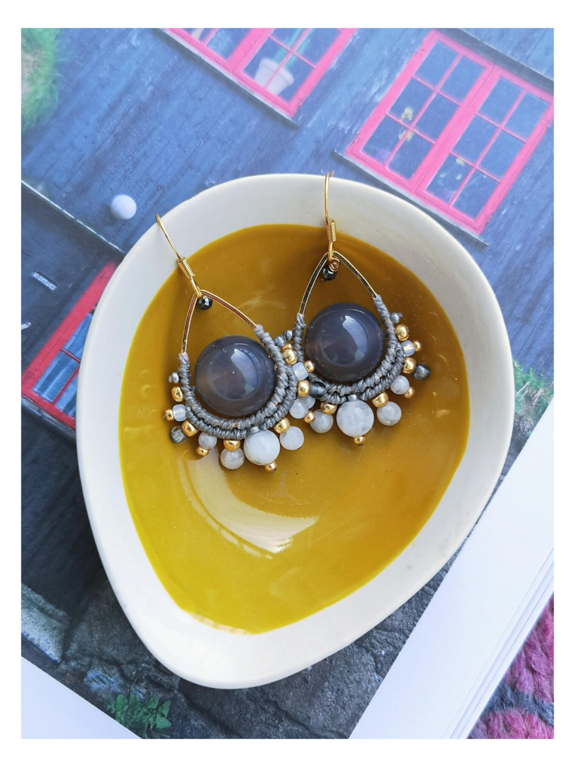 Boucles d'oreilles gouttes en macramé agate grise et pierre de lune blanche idéales mariage