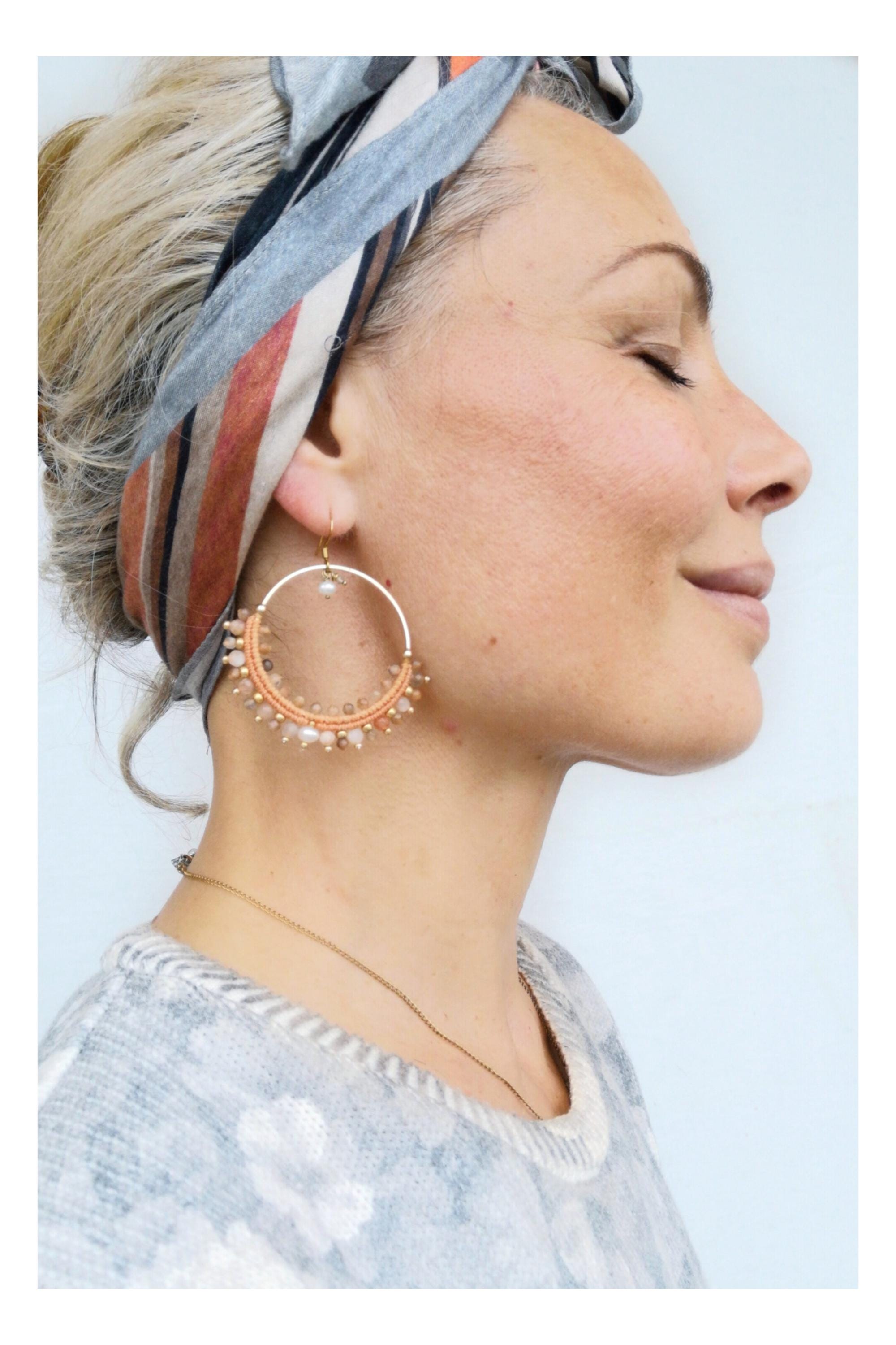 Grandes boucles d'oreilles créoles pastel tissées en macramé et pierre de lune blanc gris pêche