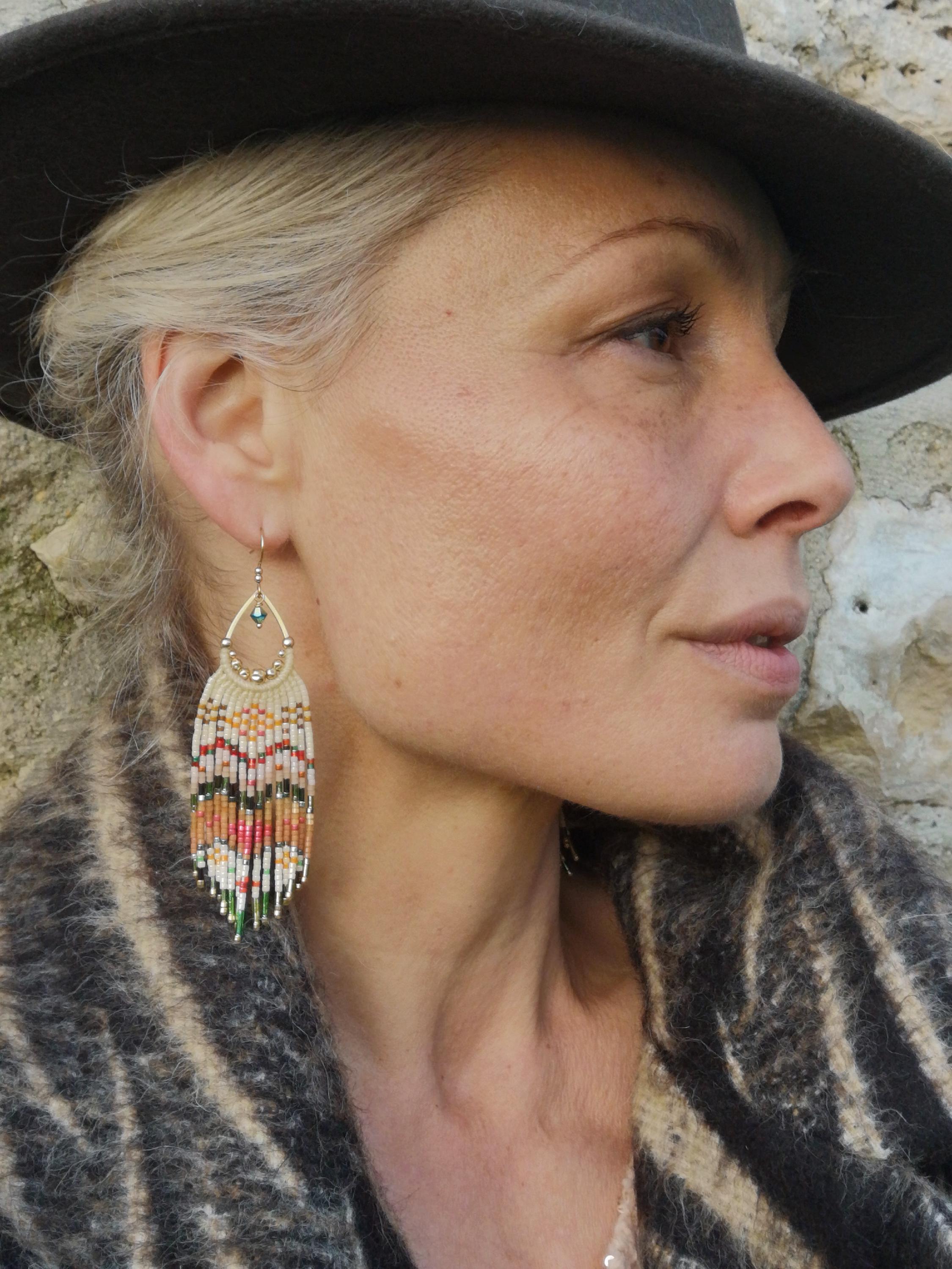 Longues boucles d'oreilles à franges perlées esprit bohème folk ivoire rouge vert et rose