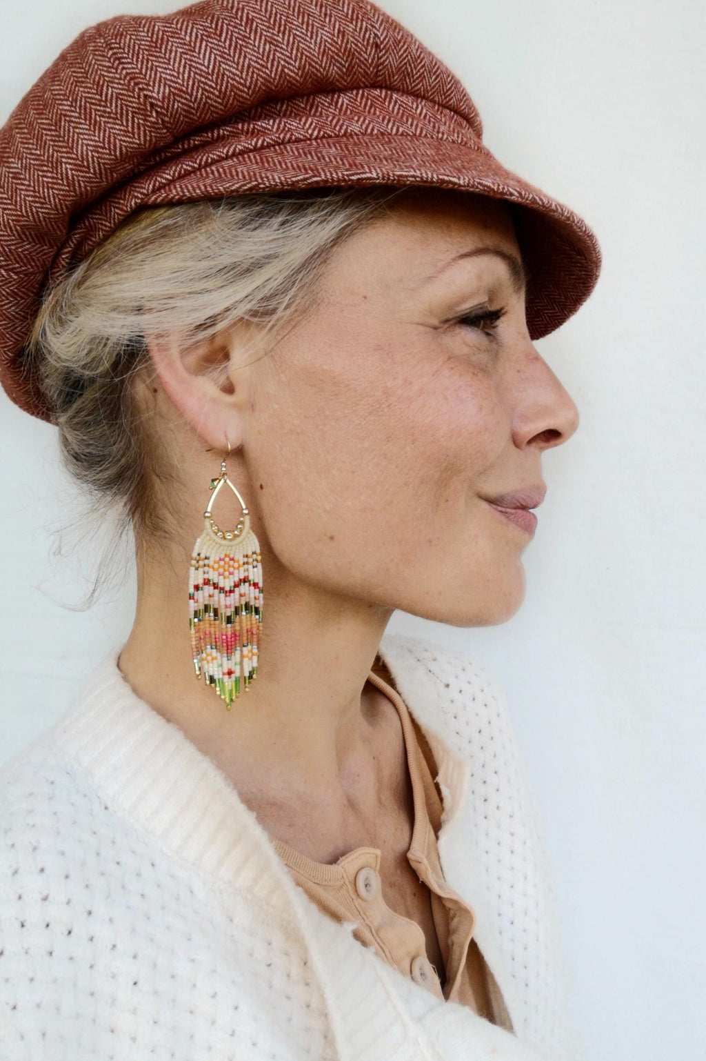 Longues boucles d'oreilles à franges perlées esprit bohème folk ivoire rouge vert et rose