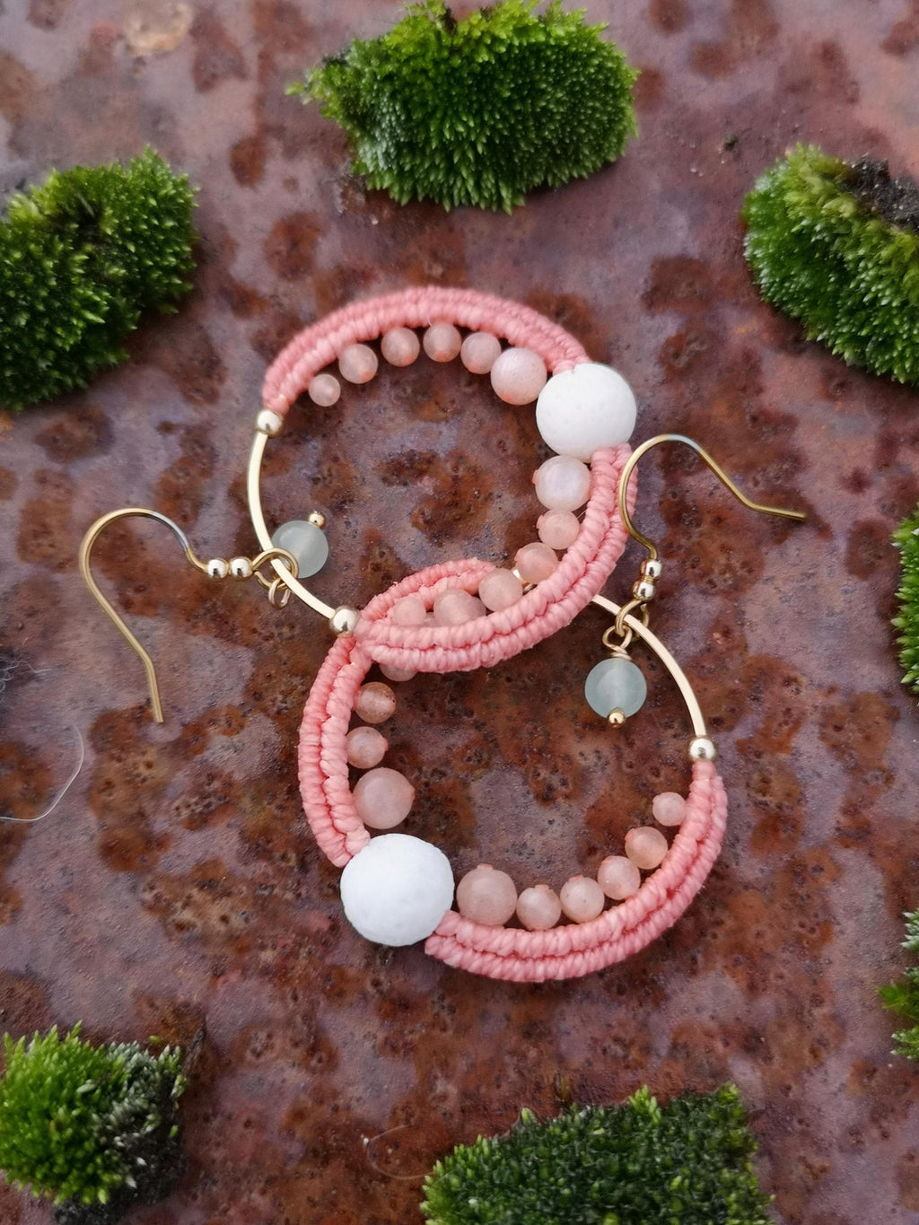 Petites créoles CUSCO en macramé corail et pierre de lune rose pêche Boucles d'oreilles tissées et perlées Mariage bohème Cadeau pour elle