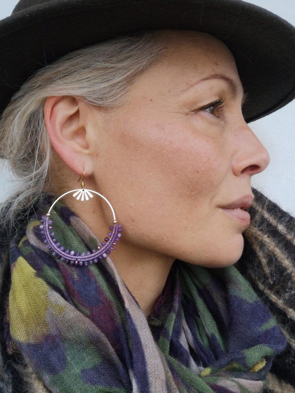 Grandes boucles d'oreilles créoles violet lilas tissées en macramé et améthyste