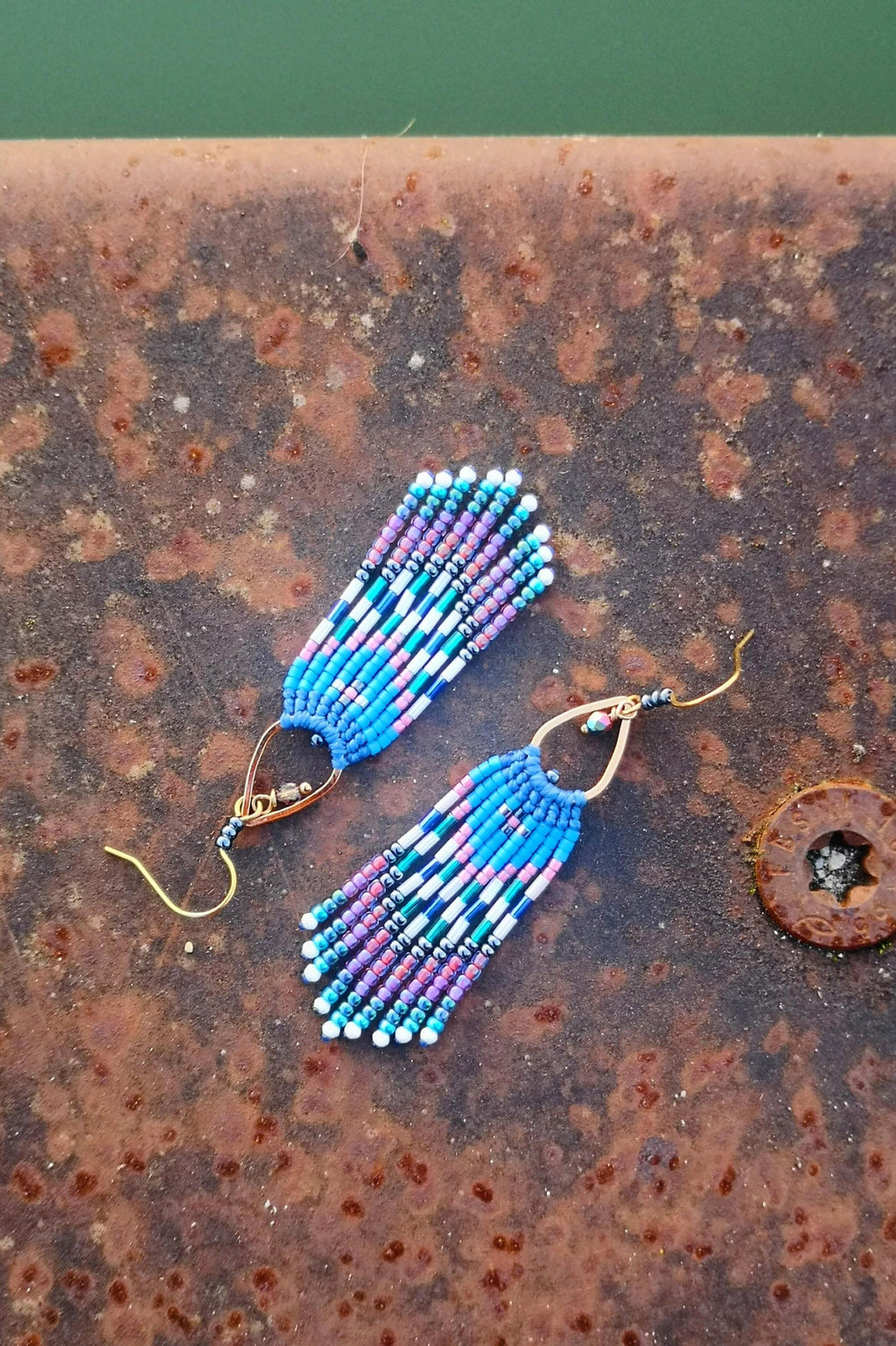 Mini boucles d'oreilles à franges perlées Aurore Boréale Bleu cobalt vert rose fuchsia Bijoux bohème en macramé et miyuki Cadeau pour elle