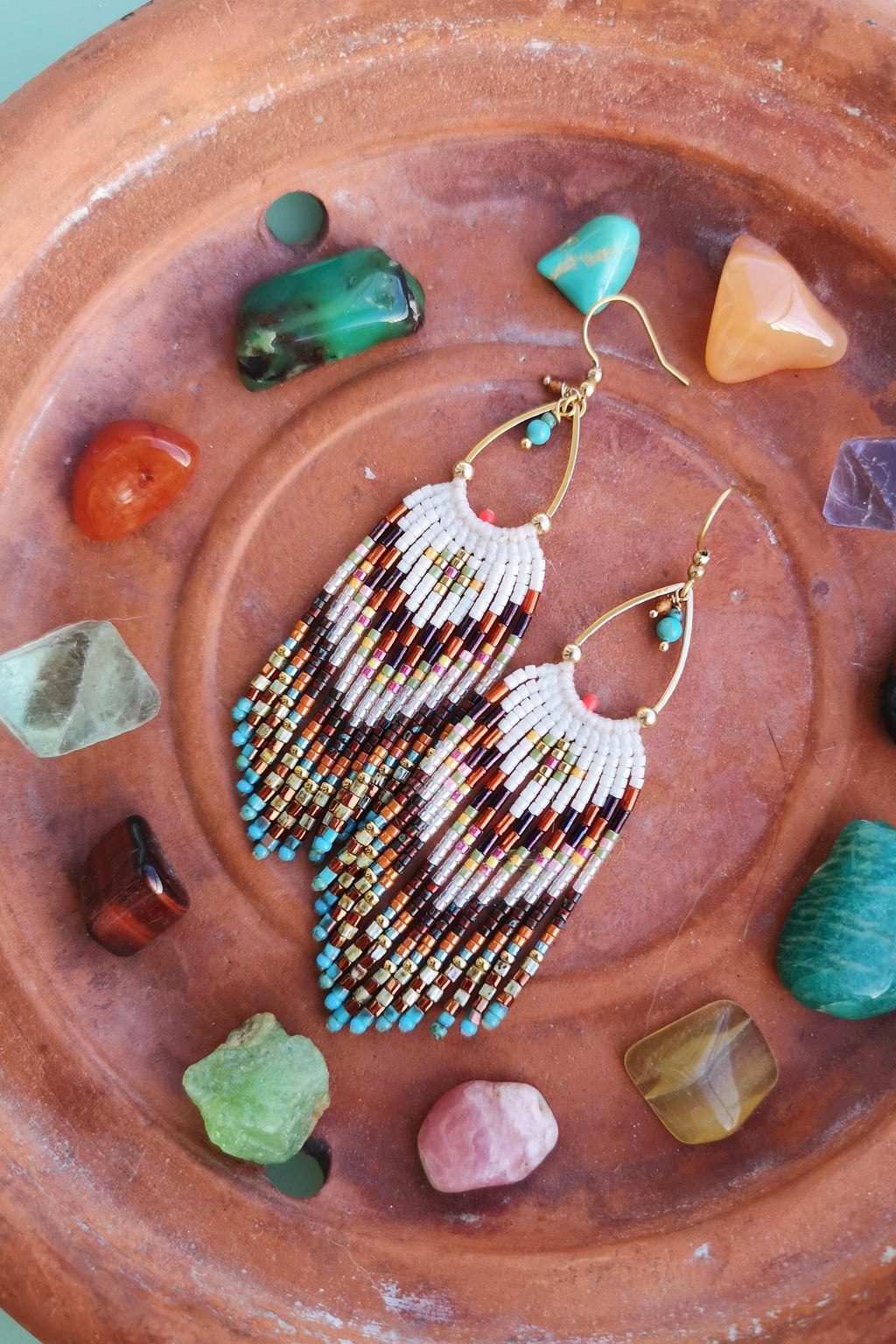 Boucles d'oreilles longues à franges perlées style amérindien navajo Bijoux pour mariage bohème marron terre sienne ivoire turquoise et doré