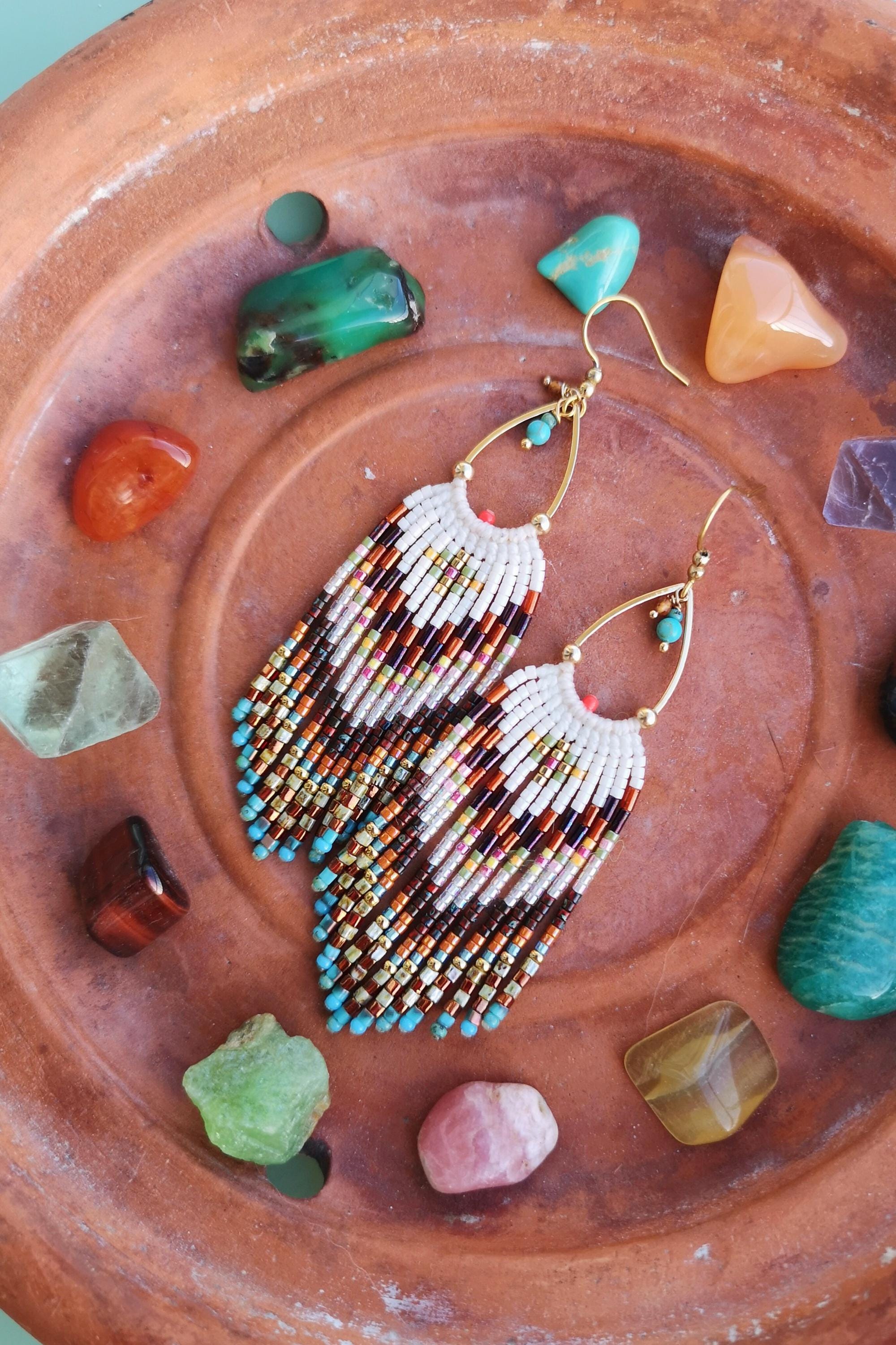 Boucles d'oreilles longues à franges perlées style amérindien navajo Bijoux pour mariage bohème marron terre sienne ivoire turquoise et doré