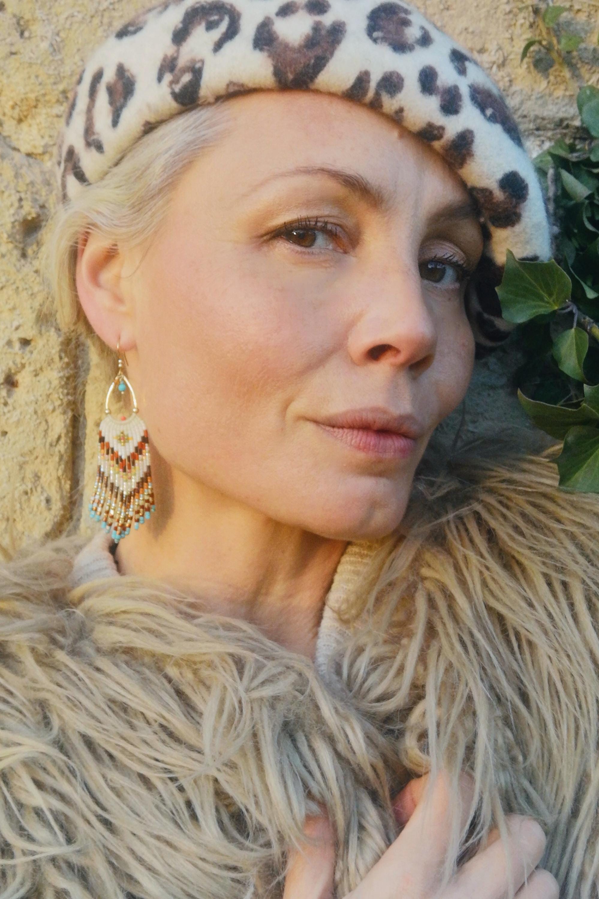 Boucles d'oreilles longues à franges perlées style amérindien navajo Bijoux pour mariage bohème marron terre sienne ivoire turquoise et doré