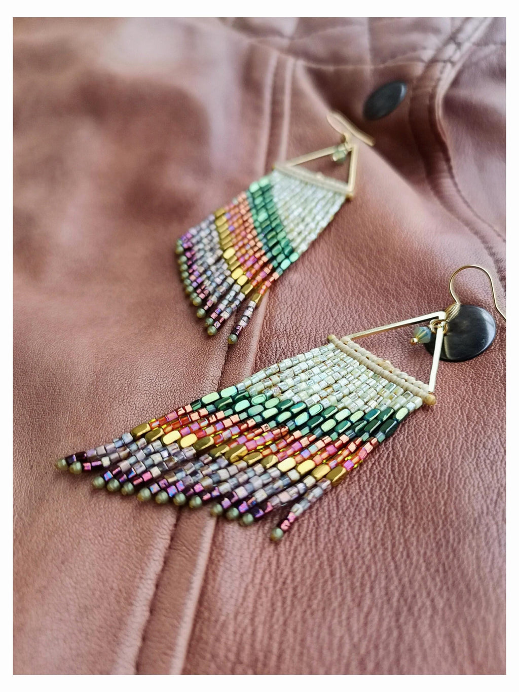 Longues boucles d'oreilles à franges et rayures aux tonalités de la nature beige vert marron orange et doré