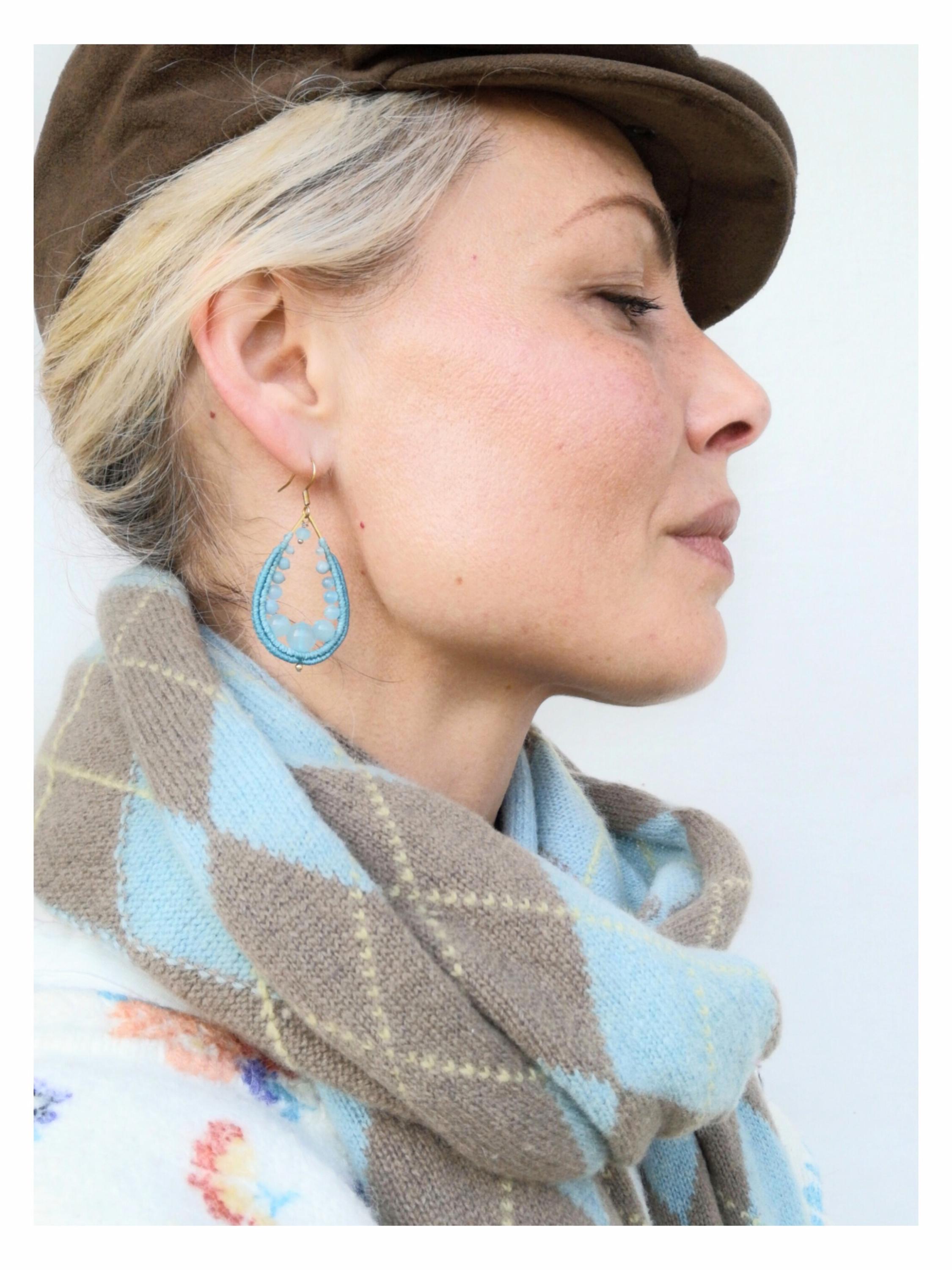 Grandes boucles d'oreilles créoles forme gouttes tissées en macramé bleu et perlées d'aigue-marine Bijoux bohème Parfait cadeau pour elle
