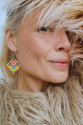Boucles d'oreilles tissées en macramé motifs tartan couleurs flashy pêche bleu corail jaune fluo Bijoux textile et bohème Cadeau pour elle