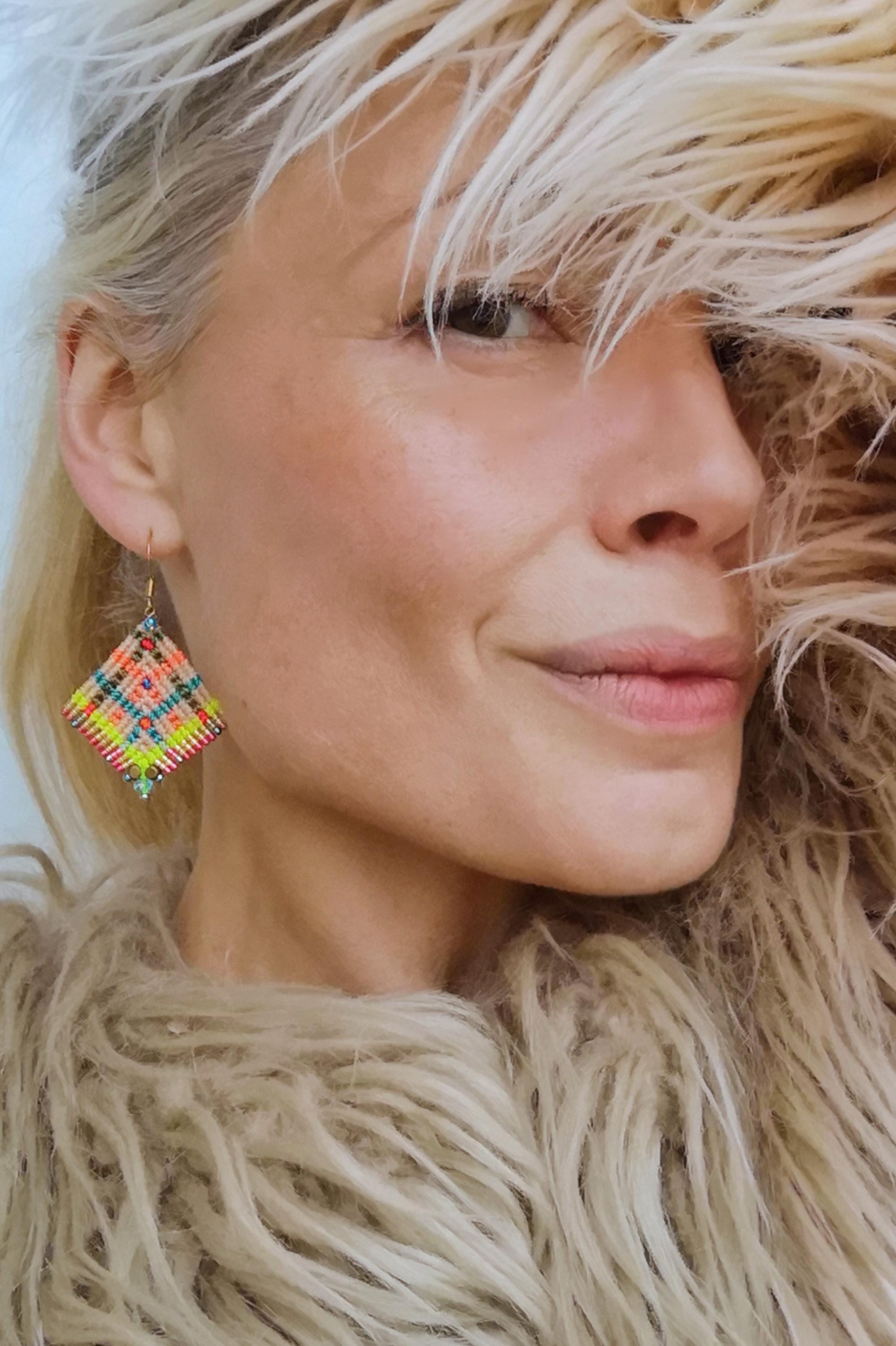 Boucles d'oreilles tissées en macramé motifs tartan couleurs flashy pêche bleu corail jaune fluo Bijoux textile et bohème Cadeau pour elle