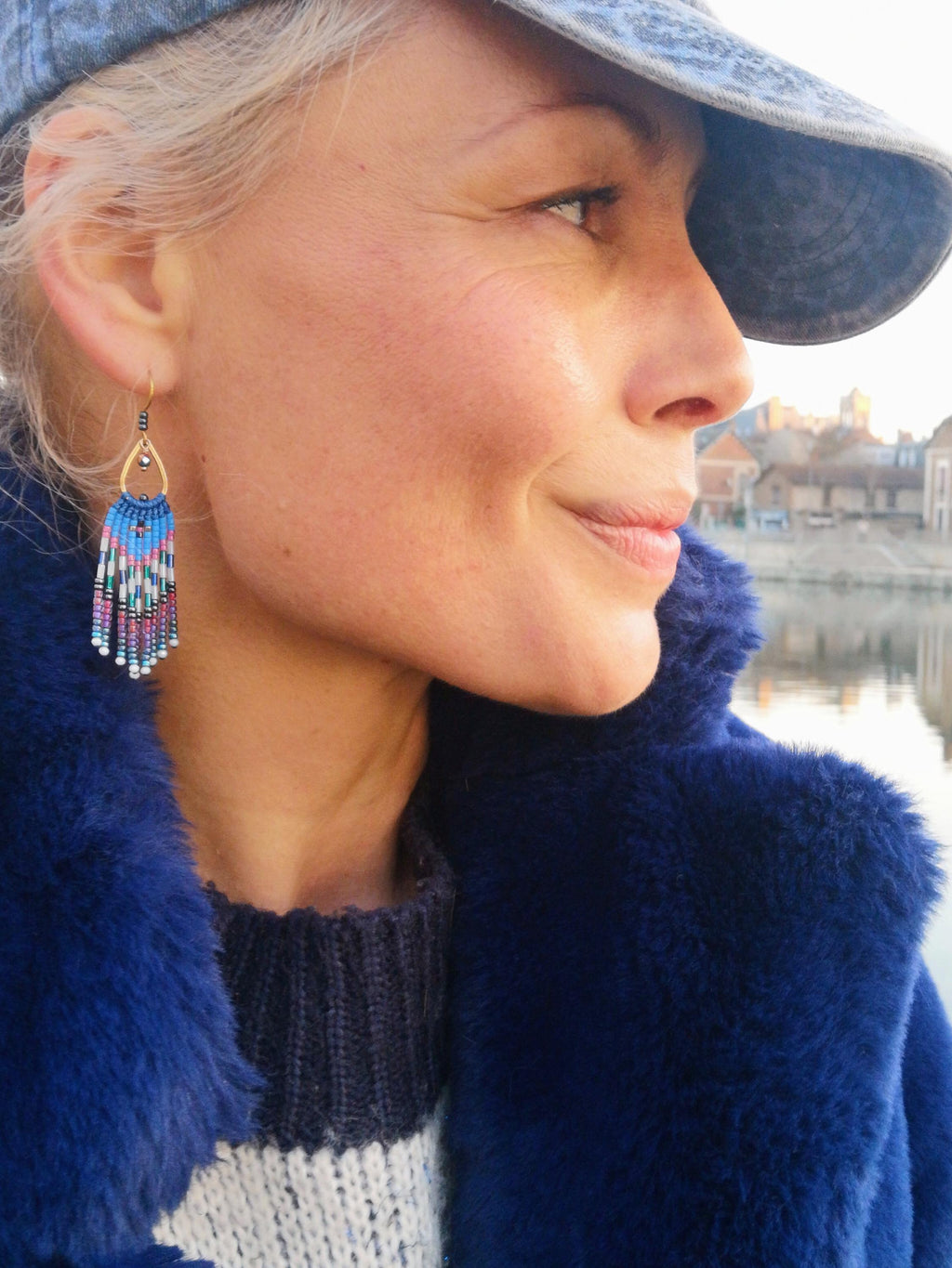Mini boucles d'oreilles à franges perlées Aurore Boréale Bleu cobalt vert rose fuchsia Bijoux bohème en macramé et miyuki Cadeau pour elle