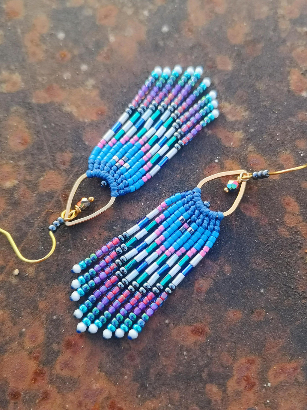 Mini boucles d'oreilles à franges perlées Aurore Boréale Bleu cobalt vert rose fuchsia Bijoux bohème en macramé et miyuki Cadeau pour elle