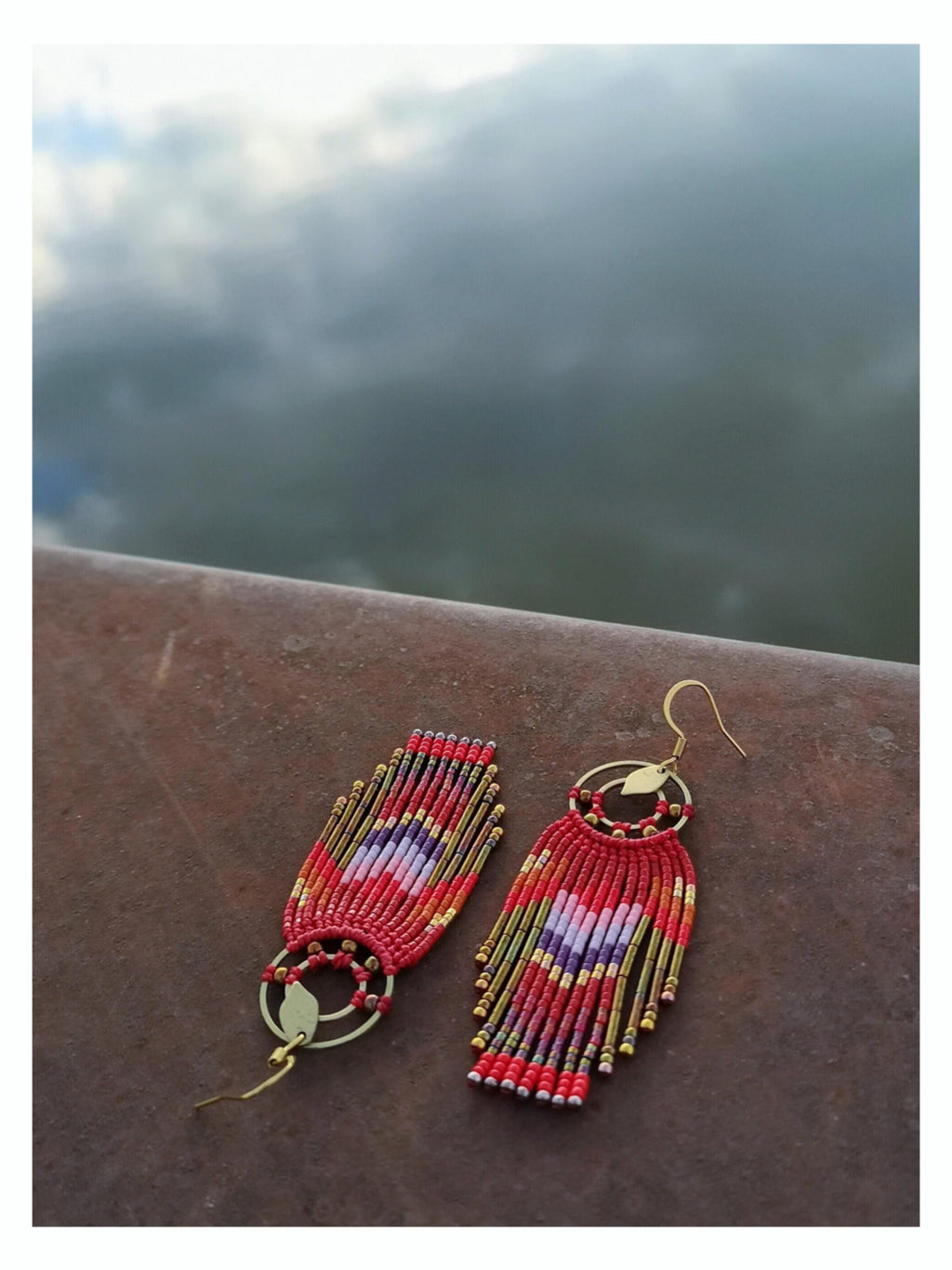 Boucles d'oreilles à franges perlées camaïeu de rouge rose violet et doré bronze
