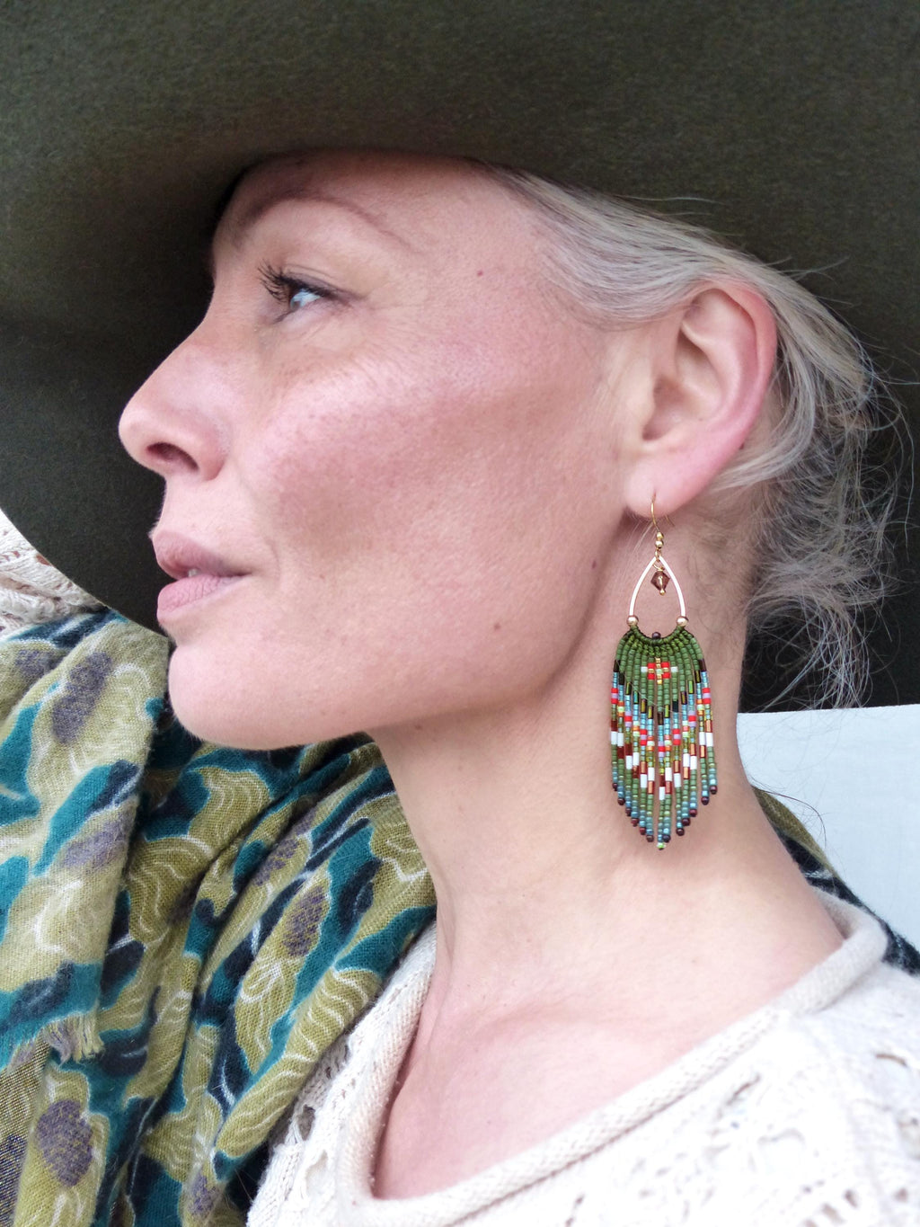 Boucles d’oreilles bohème à franges perlées vert kaki olive, Style French Bohème, Bijoux faits main – Look vintage chic, Cadeau pour femme
