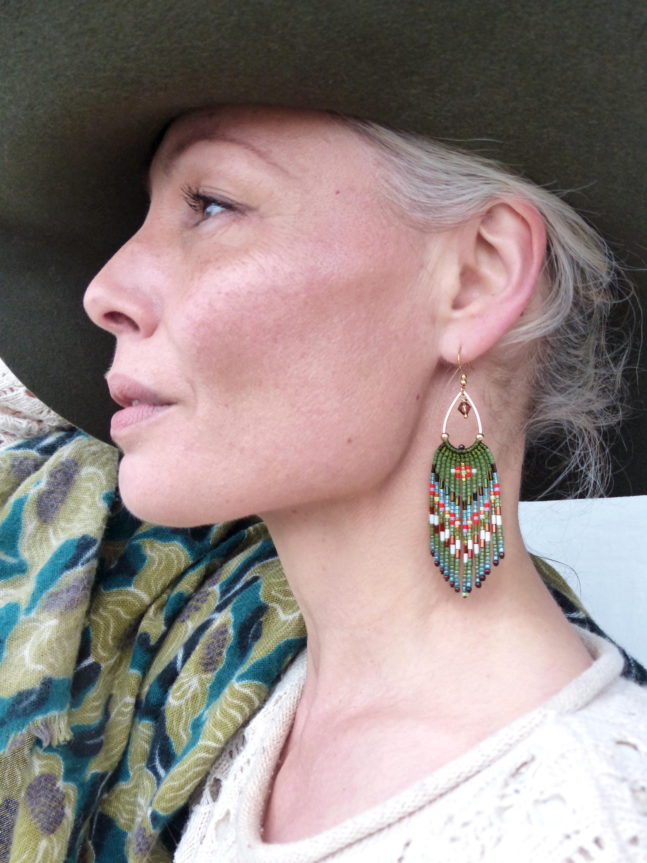 Boucles d’oreilles bohème à franges perlées vert kaki olive, Style French Bohème, Bijoux faits main – Look vintage chic, Cadeau pour femme