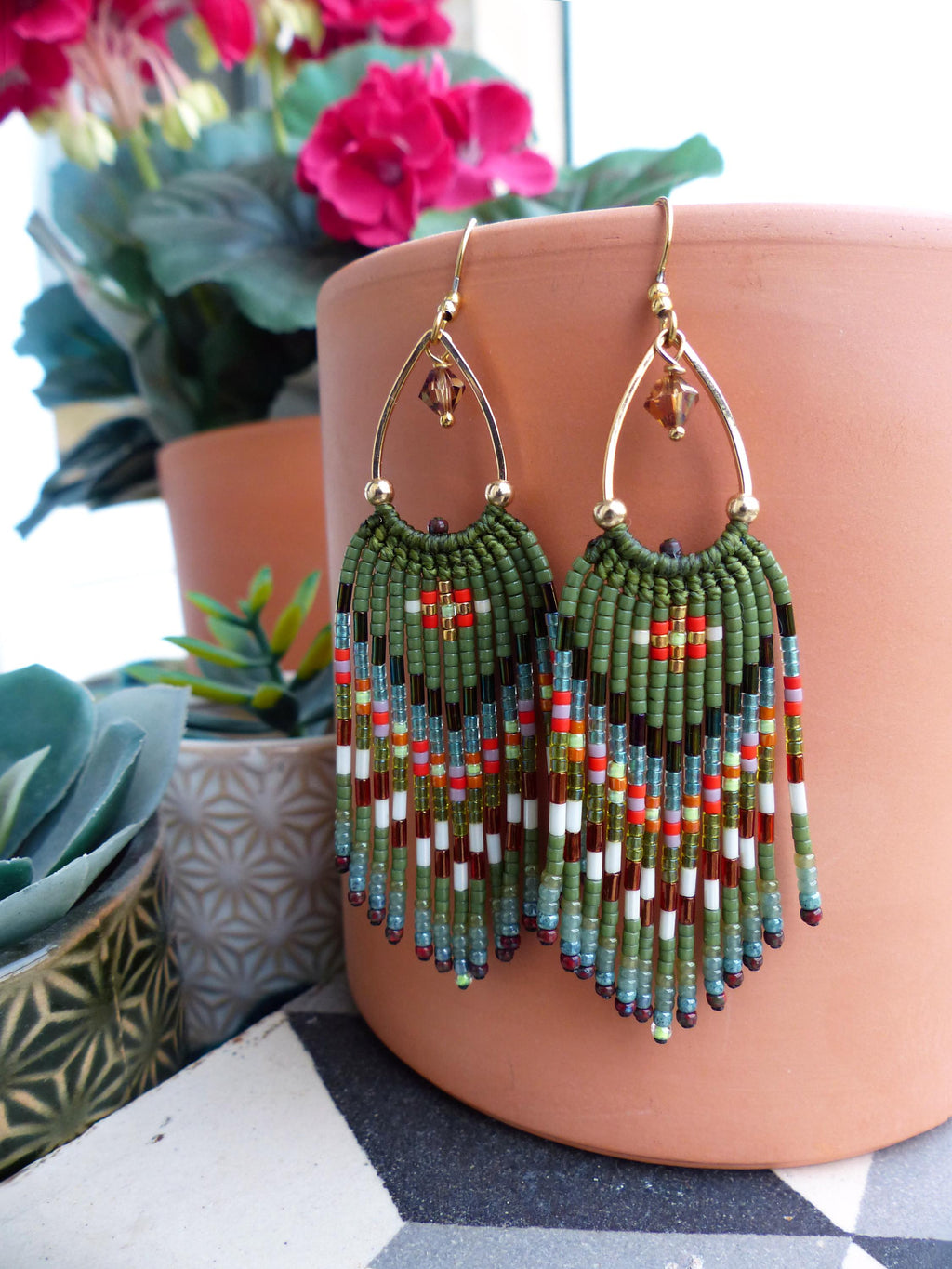 Boucles d’oreilles bohème à franges perlées vert kaki olive, Style French Bohème, Bijoux faits main – Look vintage chic, Cadeau pour femme