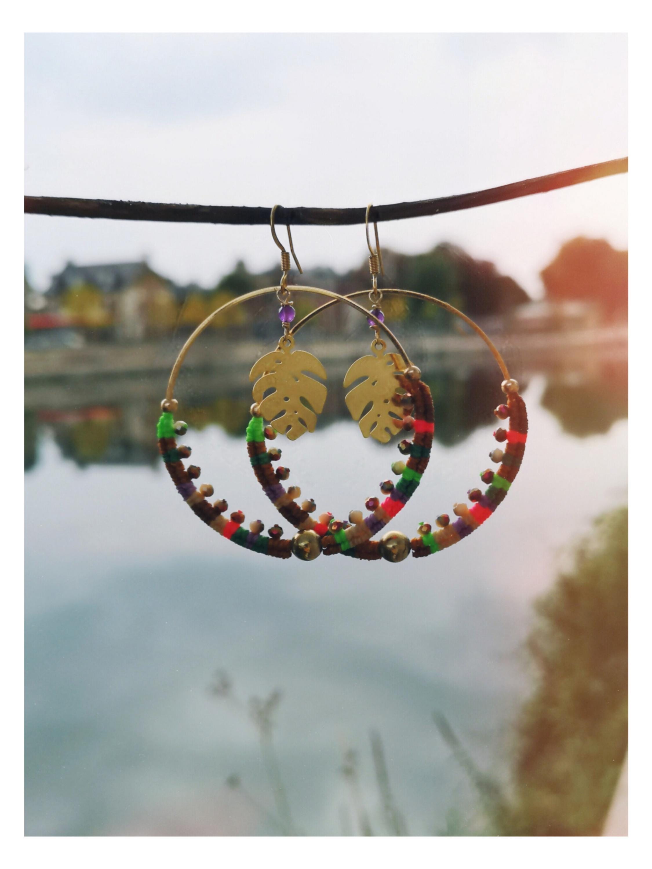 Grandes boucles d'oreilles créoles tissées et perlées en améthyste et macramé marron camel rose vert Anneaux dorés style bohème gipsy boho