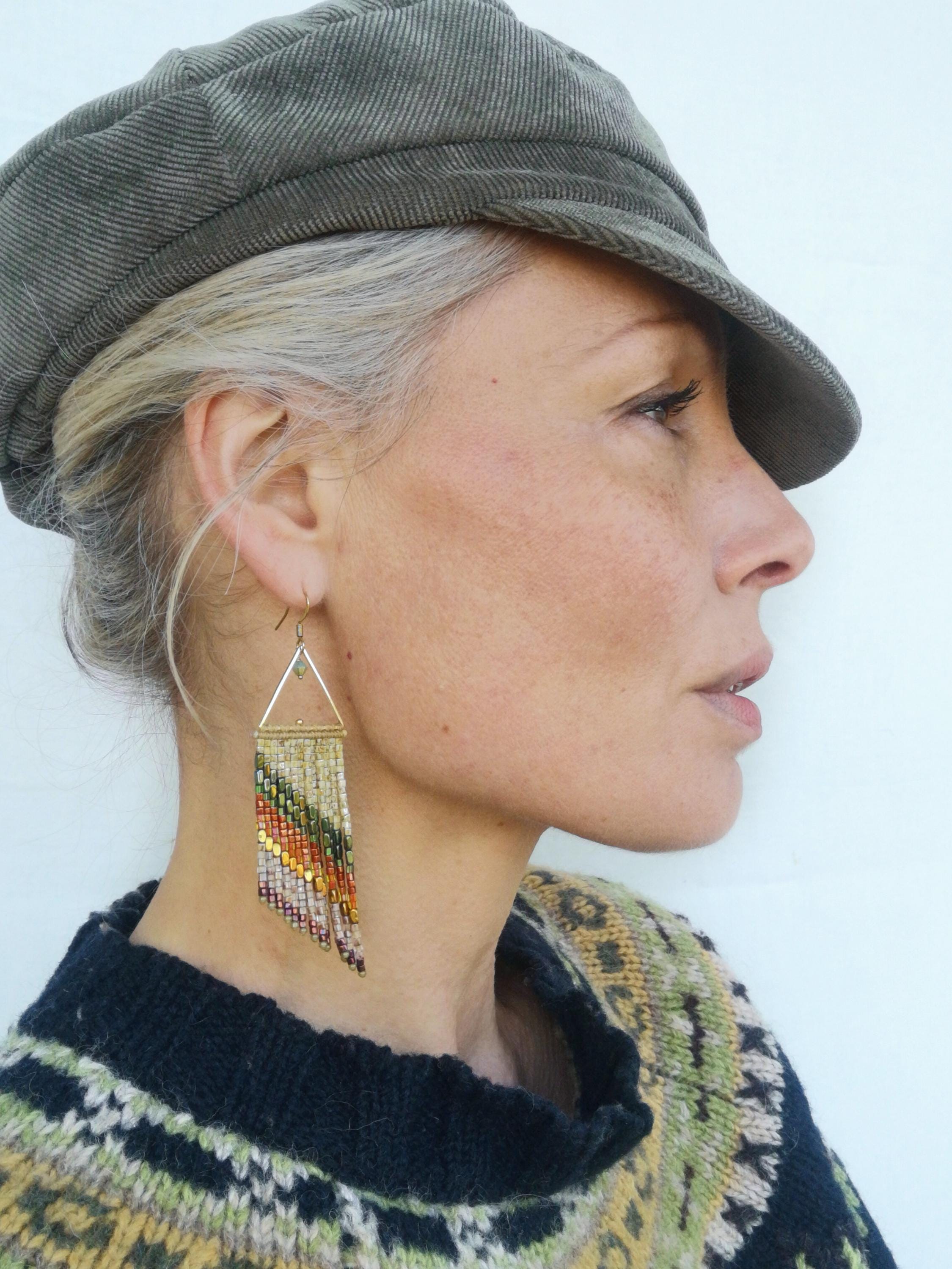 Longues boucles d'oreilles à franges et rayures aux tonalités de la nature beige vert marron orange et doré