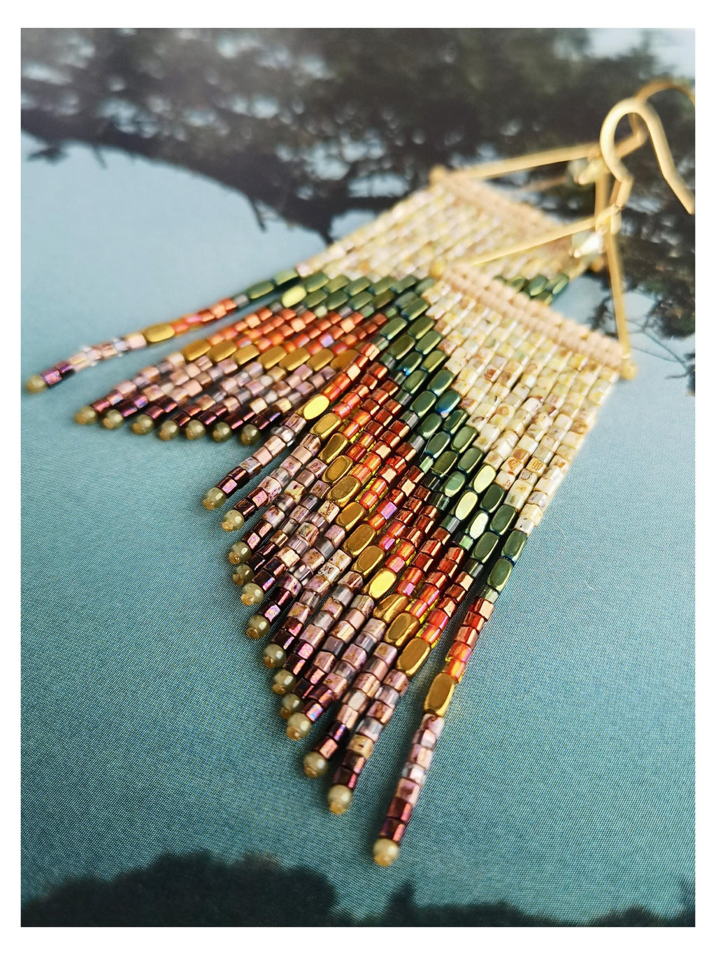 Longues boucles d'oreilles à franges et rayures aux tonalités de la nature beige vert marron orange et doré