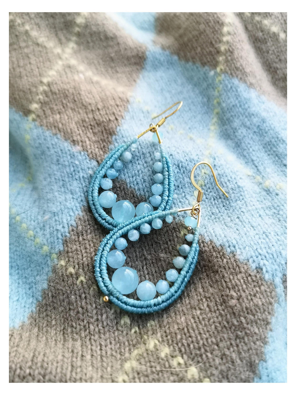Grandes boucles d'oreilles créoles forme gouttes tissées en macramé bleu et perlées d'aigue-marine Bijoux bohème Parfait cadeau pour elle