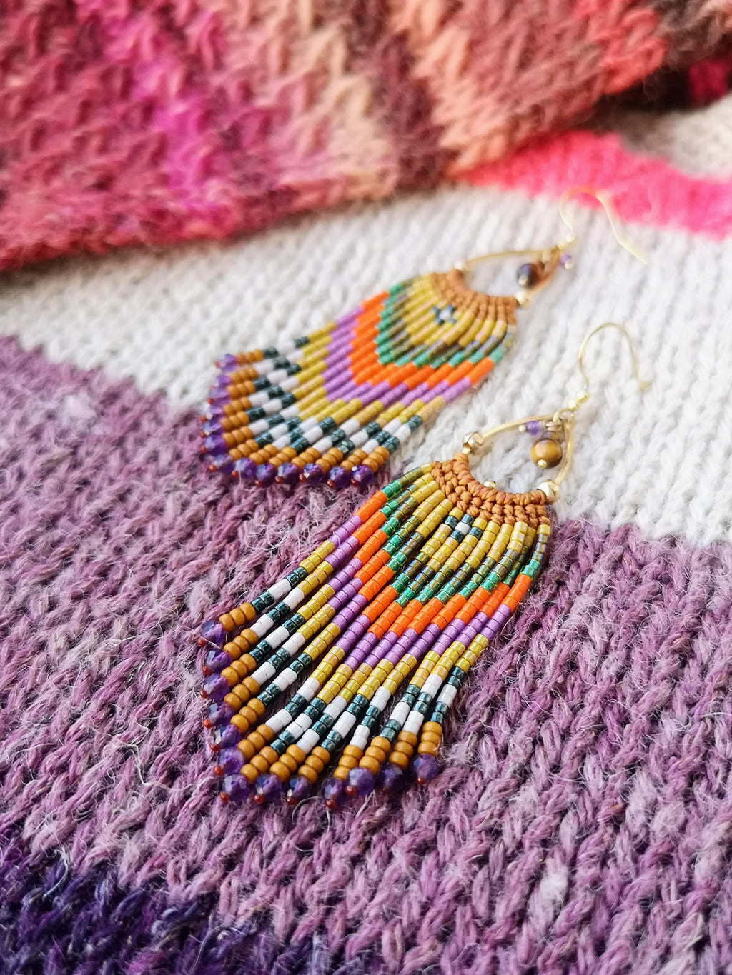 Longues boucles d'oreilles à franges perlées d'améthyste et oeil de tigre Bijoux bohème tissés en macramé et miyuki kaki orange vif violet