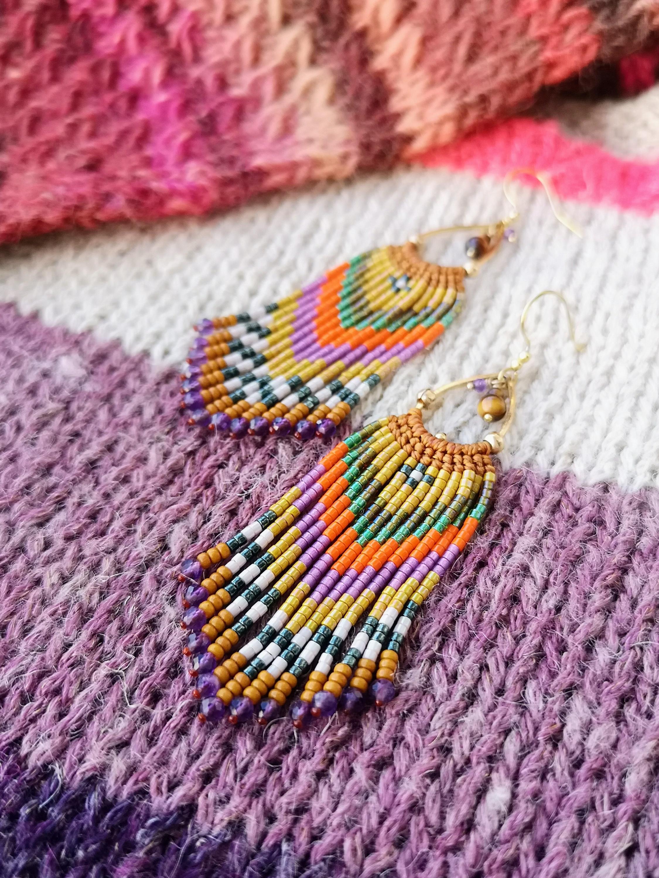 Longues boucles d'oreilles à franges perlées d'améthyste et oeil de tigre Bijoux bohème tissés en macramé et miyuki kaki orange vif violet