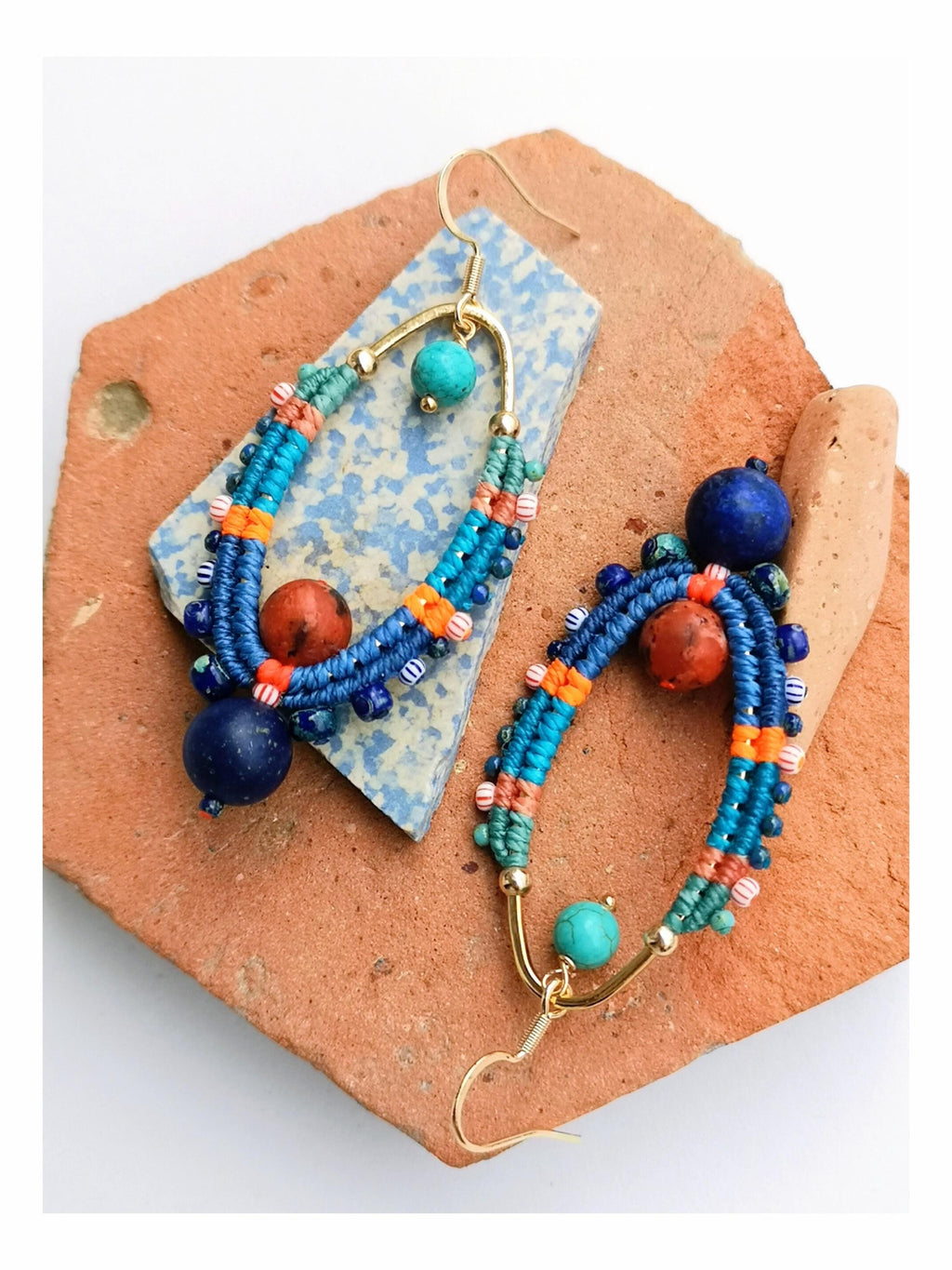 Grandes boucles d'oreilles créoles en macramé lapis lazuli et jaspe rouge turquoise bleu orange