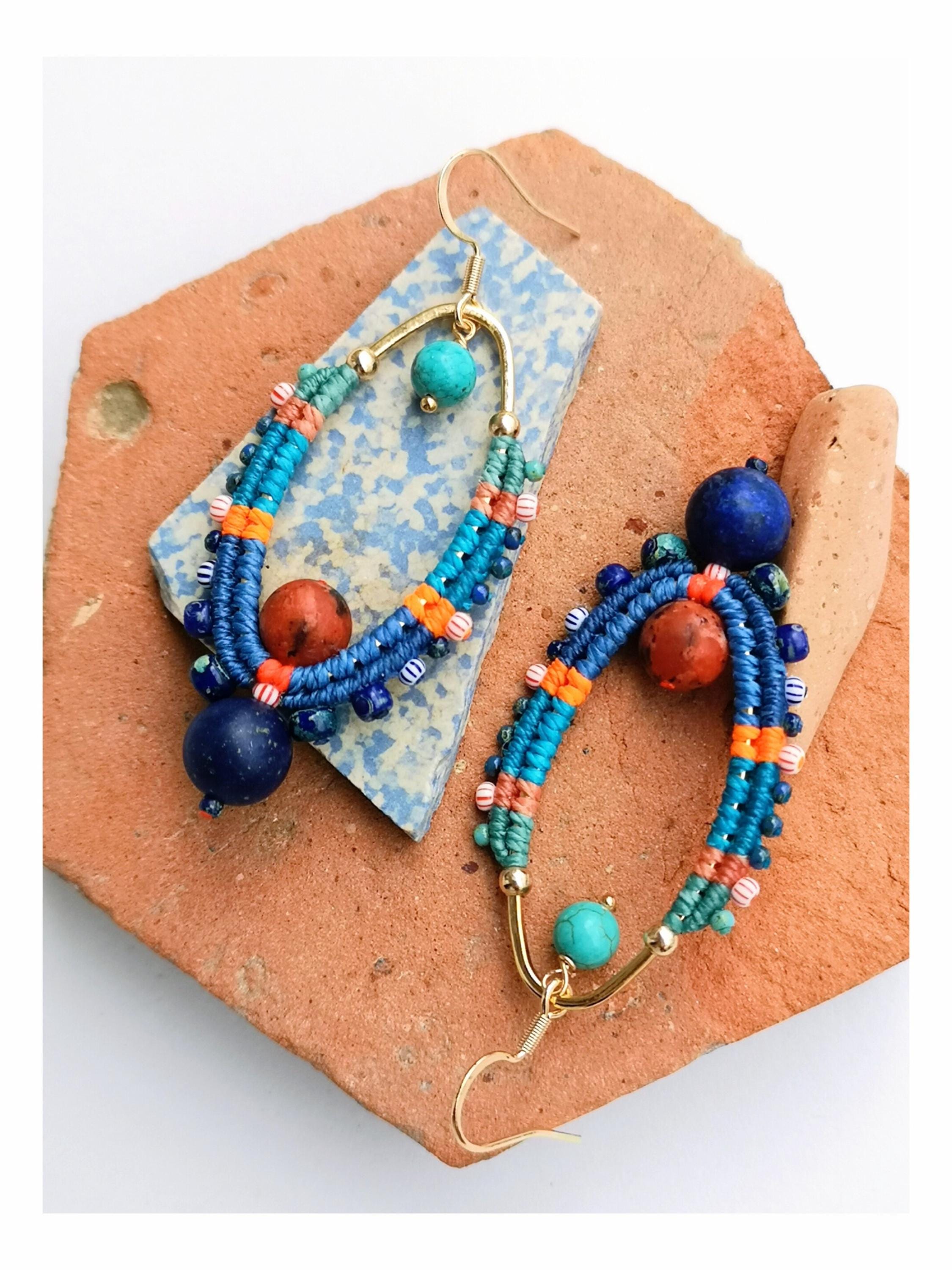 Grandes boucles d'oreilles créoles en macramé lapis lazuli et jaspe rouge turquoise bleu orange