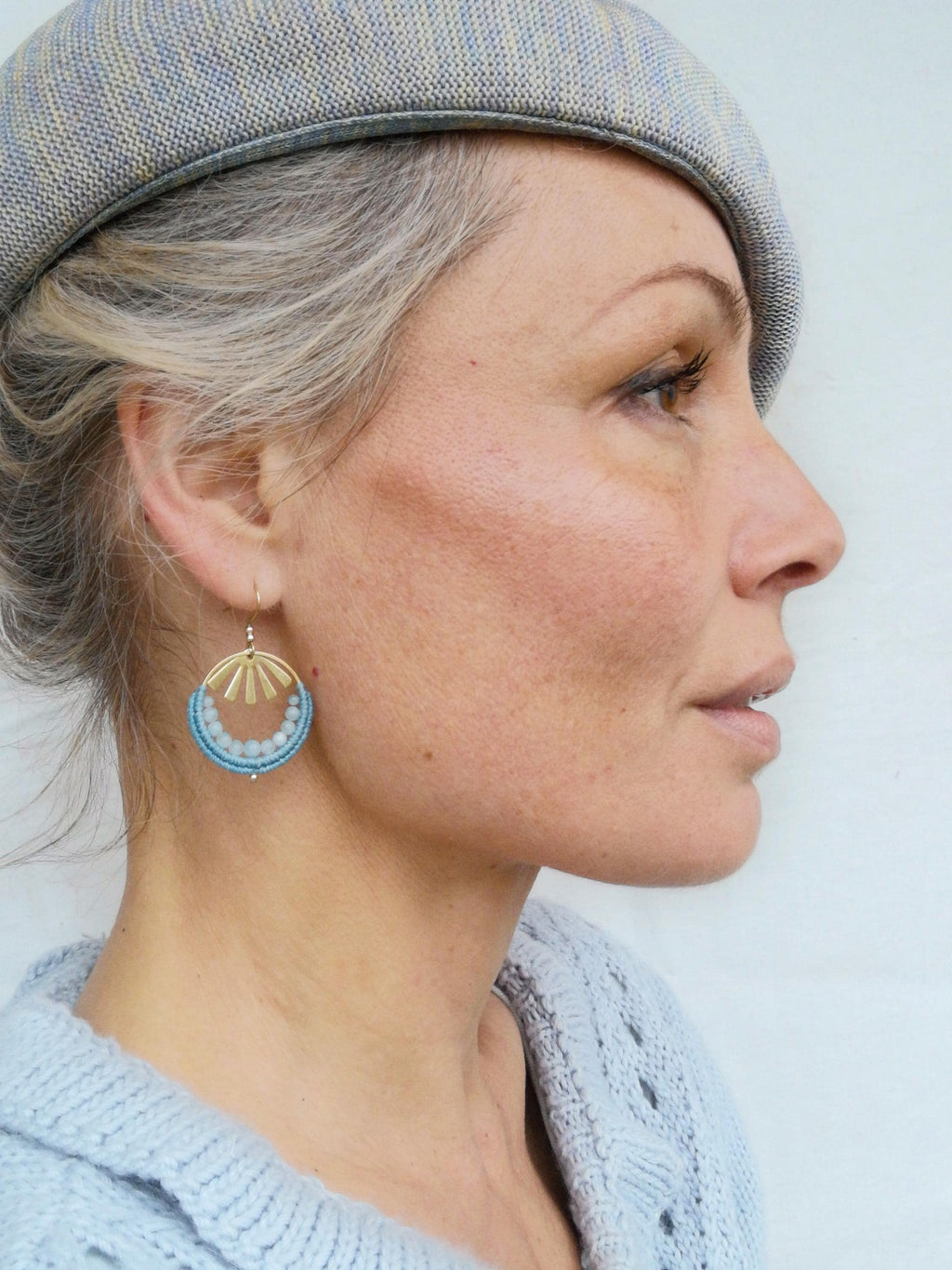 Mini créoles en pierre Aigue-marine bleu aqua et plaqué or Boucles d'oreilles tissées en macramé bohème chic Cadeau pour elle Mariée mariage