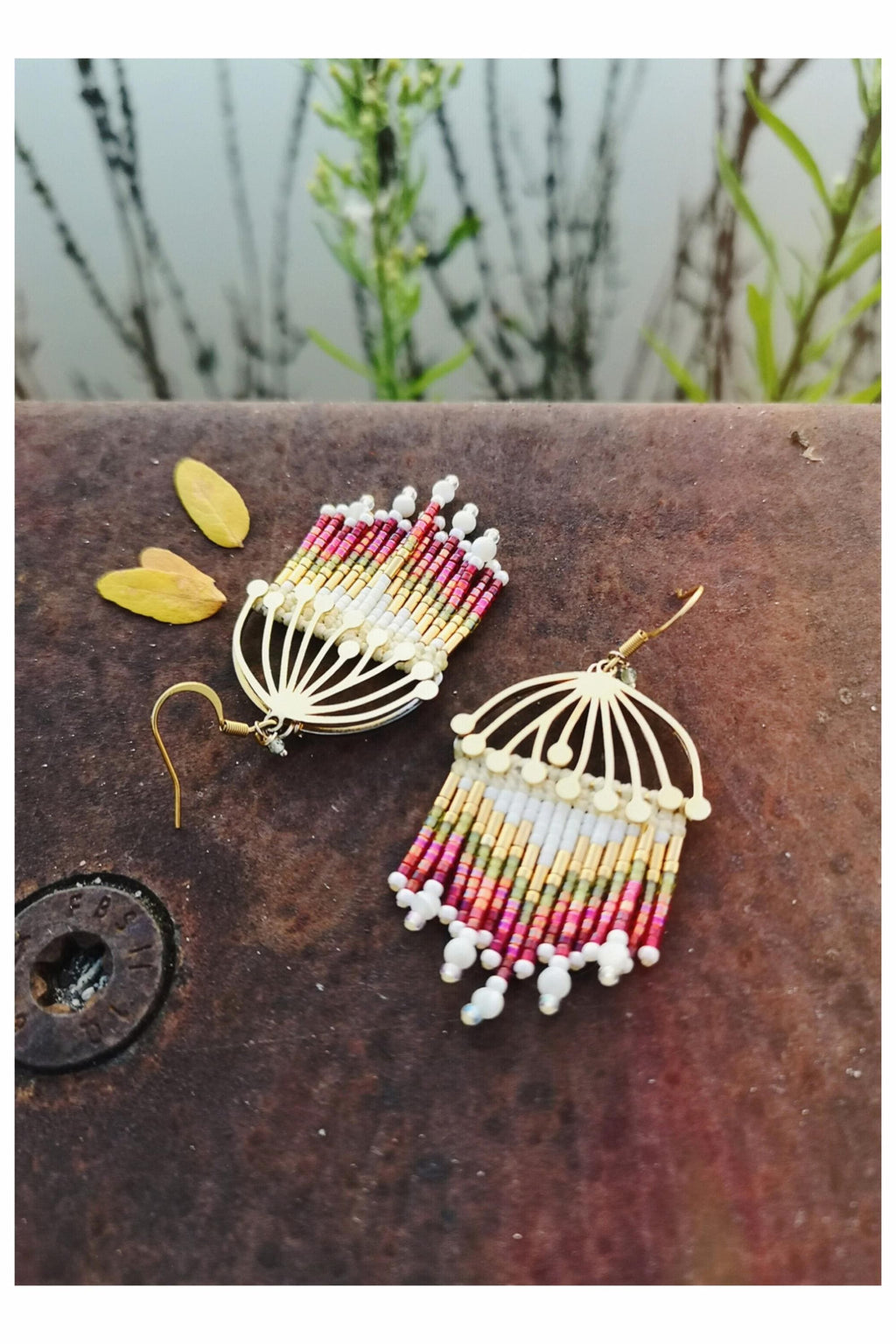Boucles d'oreilles à franges perlées en macramé motif fleurs nacre rouge vert et plaqué or