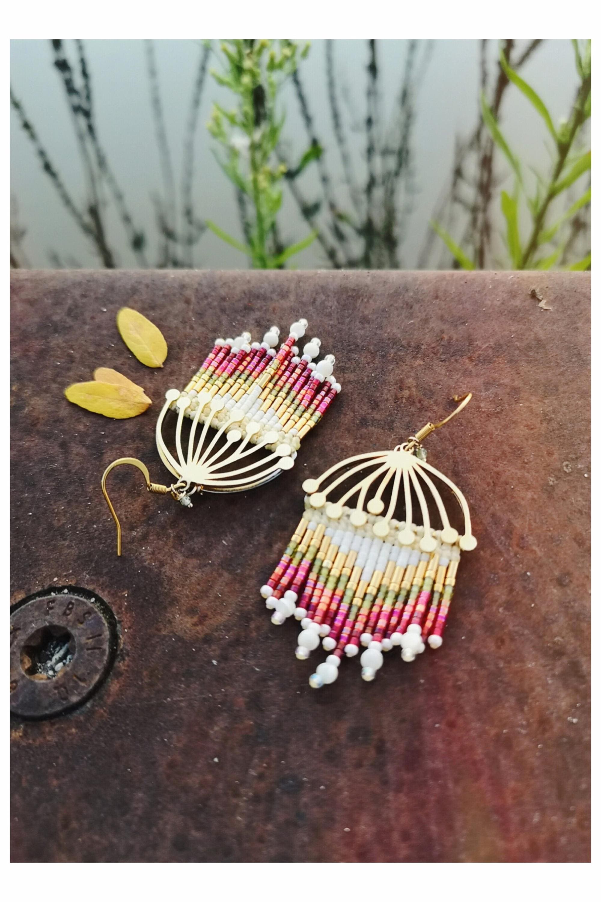 Boucles d'oreilles à franges perlées en macramé motif fleurs nacre rouge vert et plaqué or