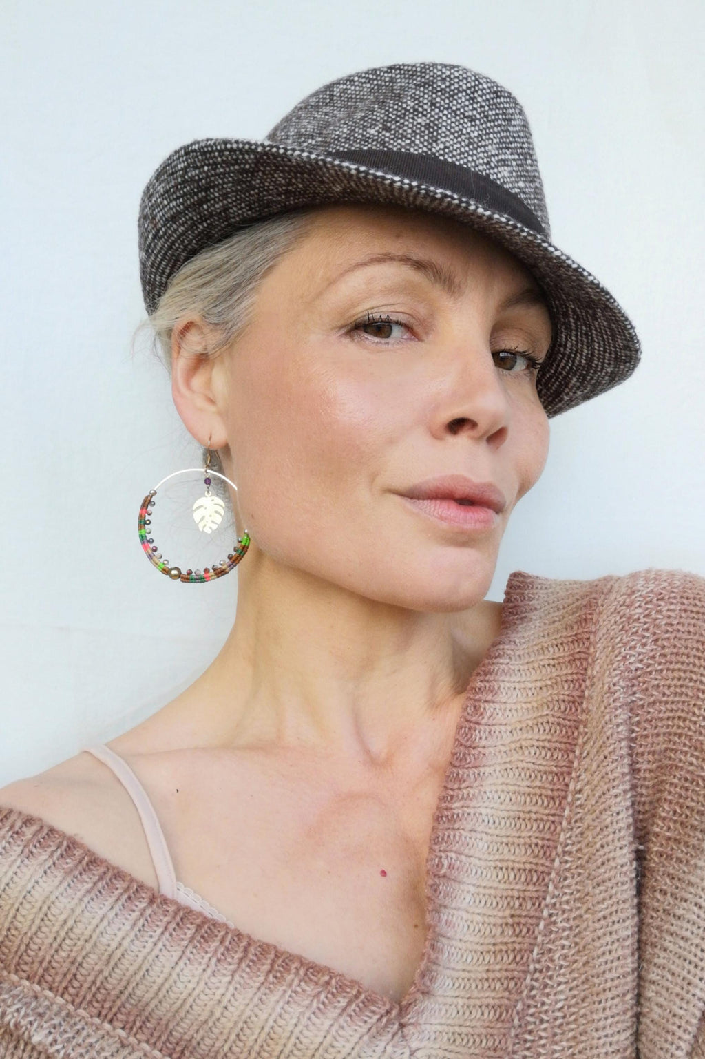 Grandes boucles d'oreilles créoles tissées et perlées en améthyste et macramé marron camel rose vert Anneaux dorés style bohème gipsy boho