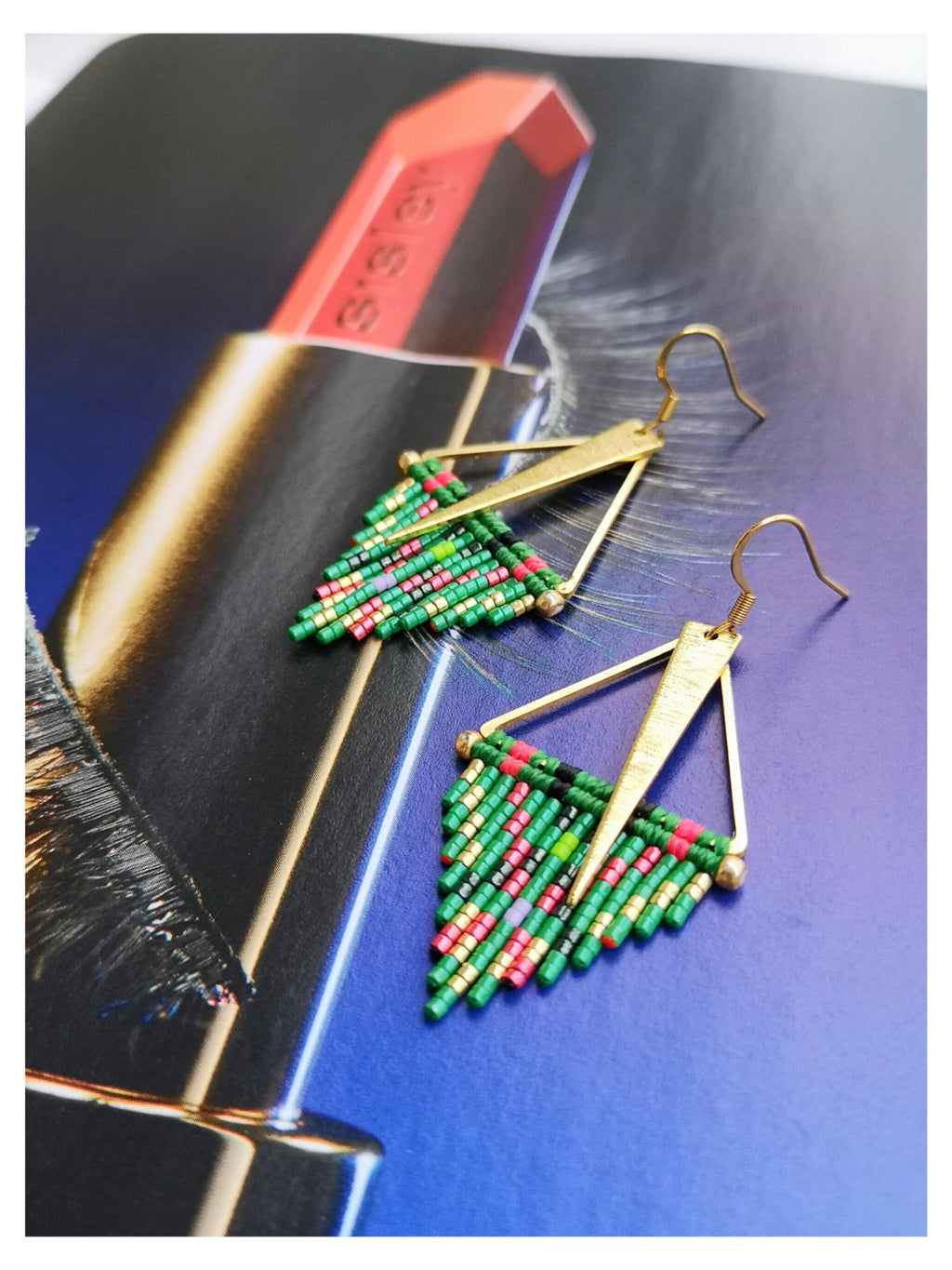 Grandes boucles d'oreilles triangle à franges et perles miyuki motif tartan écossais vert rose noir Bijoux tissé en macramé Cadeau pour elle