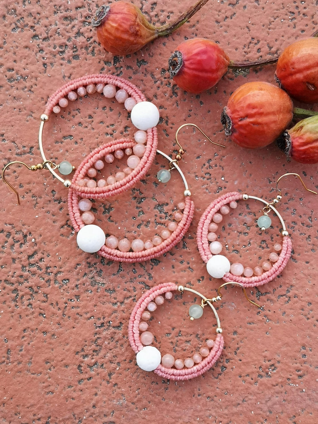 Petites créoles CUSCO en macramé corail et pierre de lune rose pêche Boucles d'oreilles tissées et perlées Mariage bohème Cadeau pour elle