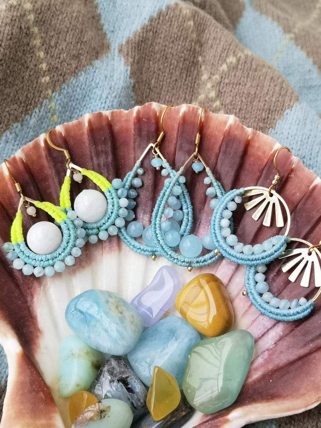 Mini créoles en pierre Aigue-marine bleu aqua et plaqué or Boucles d'oreilles tissées en macramé bohème chic Cadeau pour elle Mariée mariage