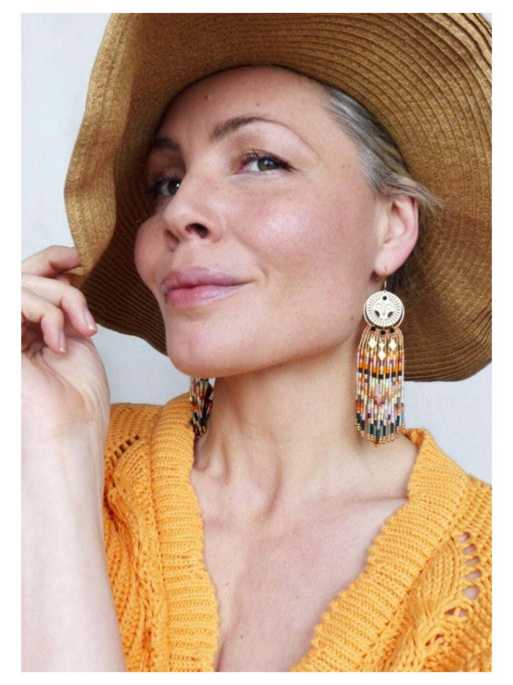 Longues boucles d'oreilles soleil à franges perlées orange et rose avec des perles en spinelle noire