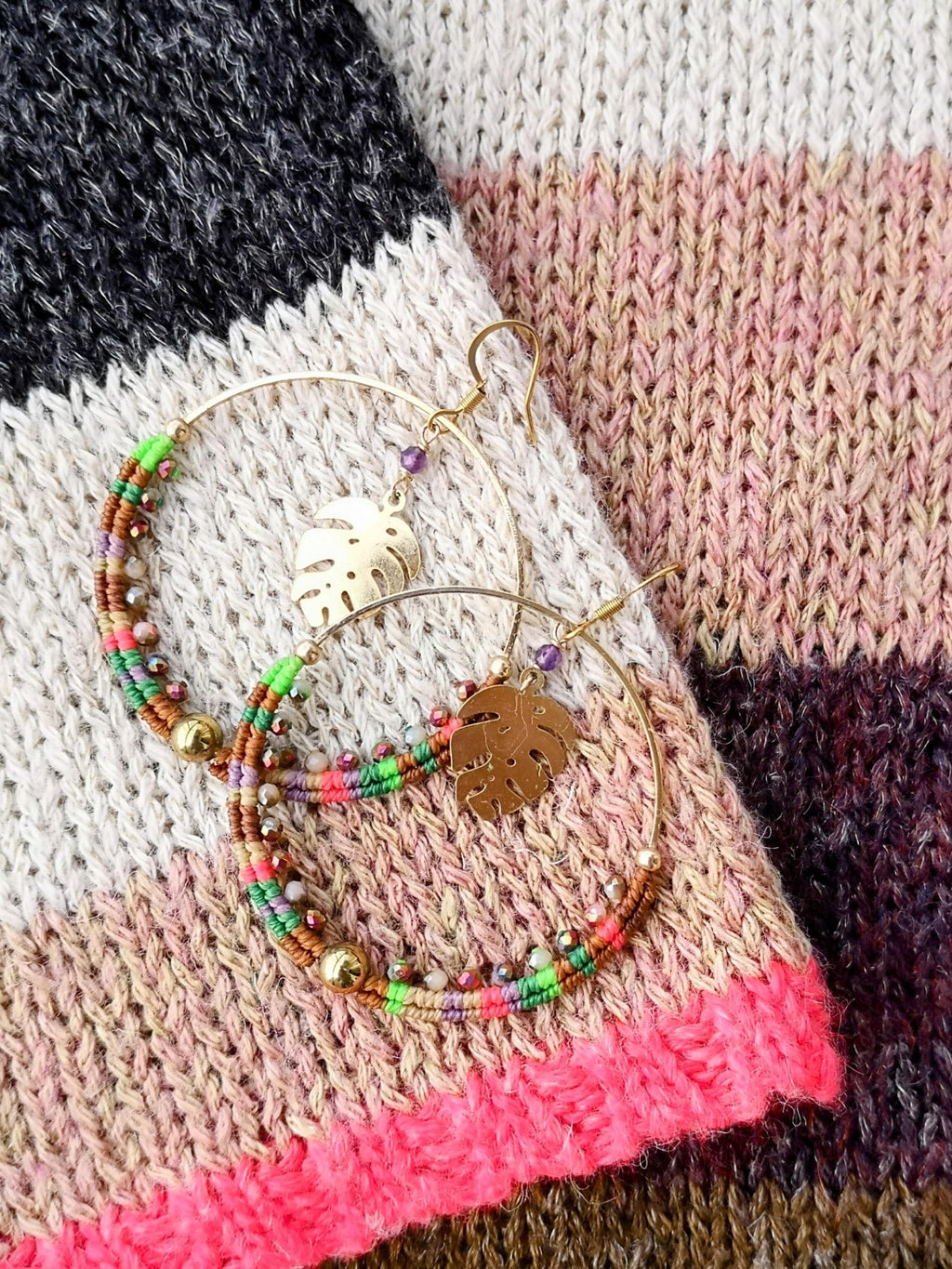 Grandes boucles d'oreilles créoles tissées et perlées en améthyste et macramé marron camel rose vert Anneaux dorés style bohème gipsy boho