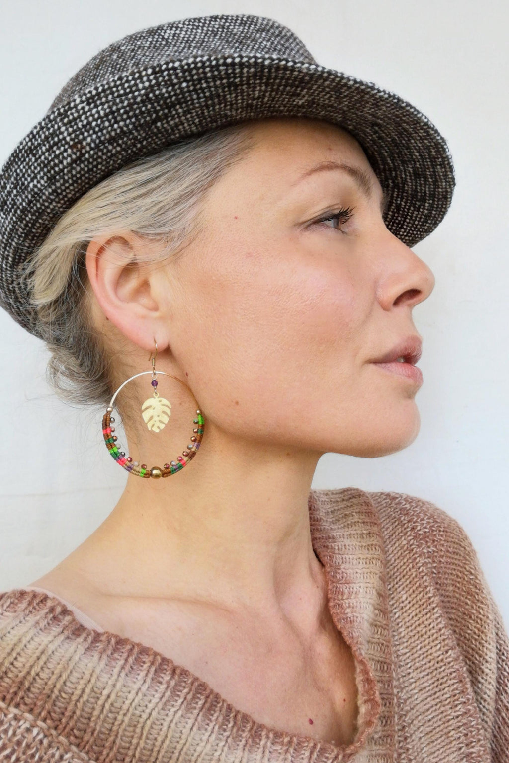 Grandes boucles d'oreilles créoles tissées et perlées en améthyste et macramé marron camel rose vert Anneaux dorés style bohème gipsy boho