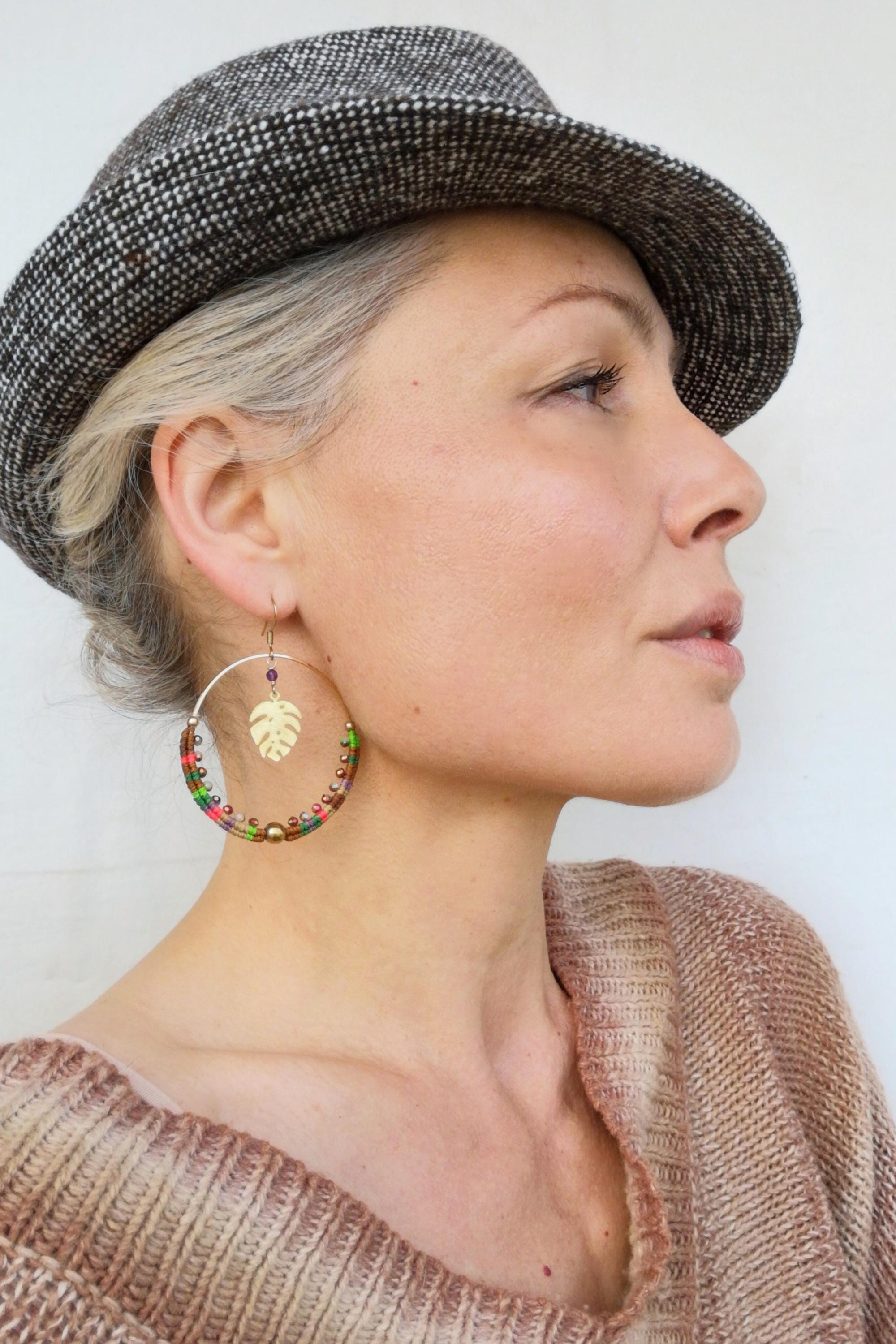 Grandes boucles d'oreilles créoles tissées et perlées en améthyste et macramé marron camel rose vert Anneaux dorés style bohème gipsy boho