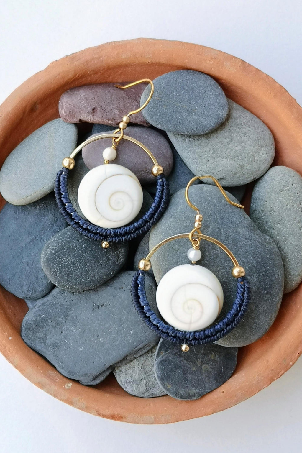 Petites boucles d'oreilles créoles tissées en macramé bleu marine avec des coquillages oeil de Sainte Lucie Bijoux bohème Cadeau pour elle