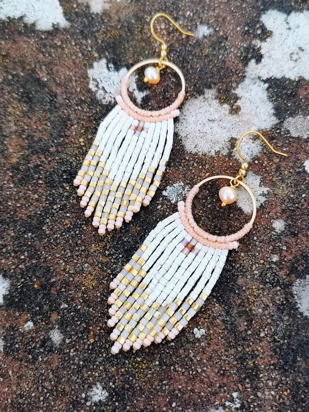 Boucles d'oreilles à franges perlées ivoire rose blush pêche pastel et doré