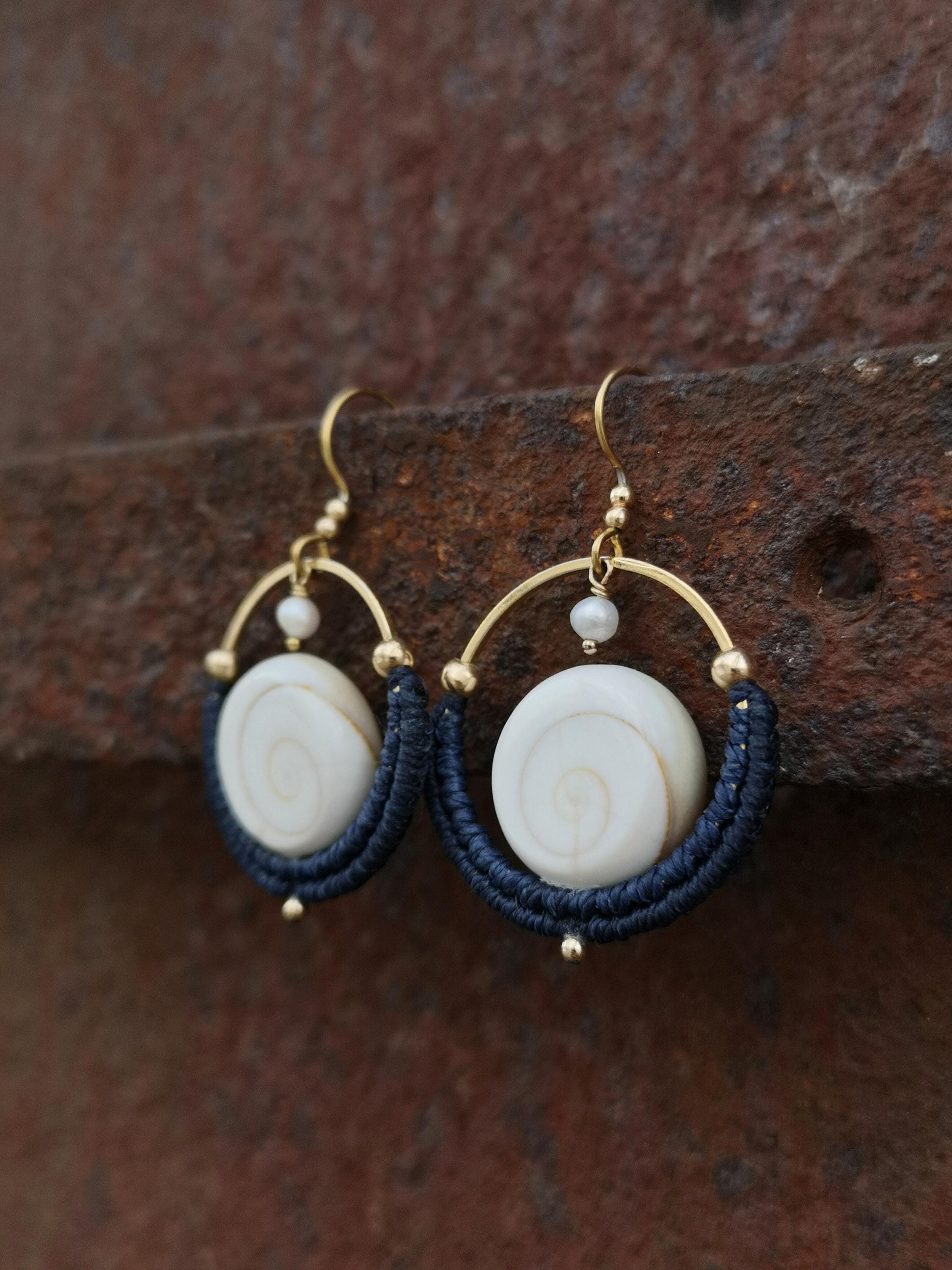 Petites boucles d'oreilles créoles tissées en macramé bleu marine avec des coquillages oeil de Sainte Lucie Bijoux bohème Cadeau pour elle